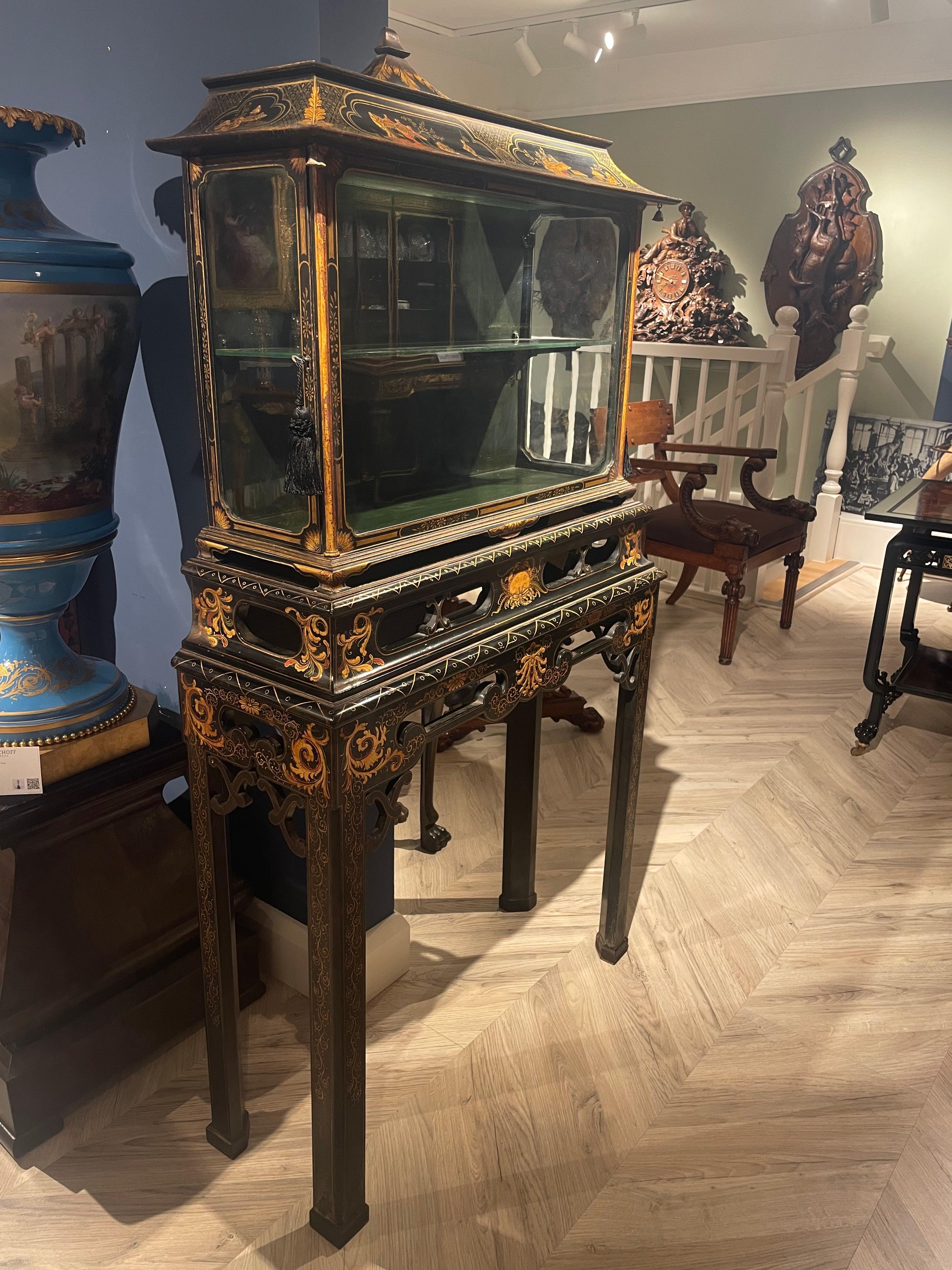 Early 20th Century Chinoiserie Lacquer Display Case attributed to Hille & Co For Sale 6