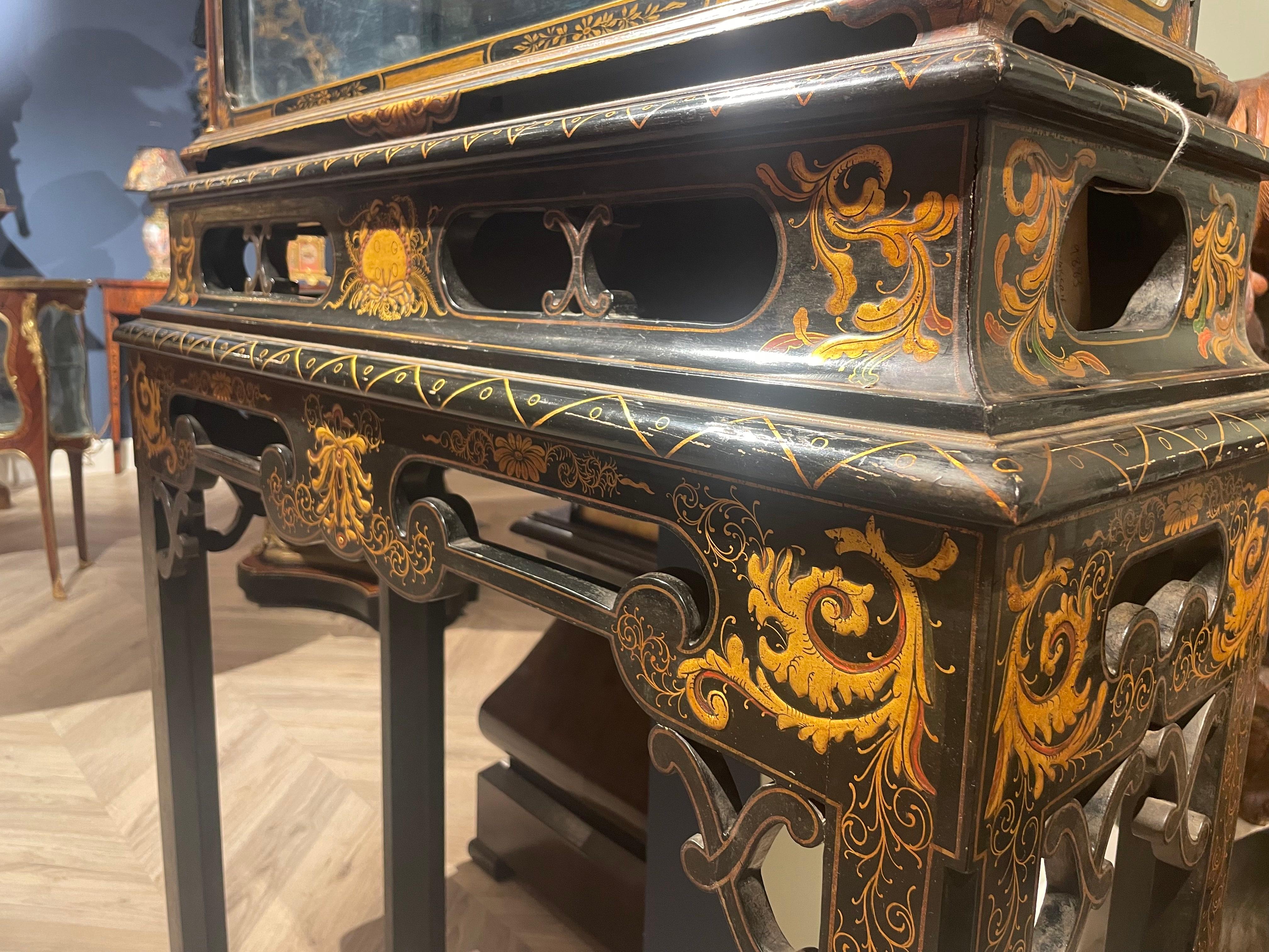 Early 20th Century Chinoiserie Lacquer Display Case attributed to Hille & Co For Sale 8