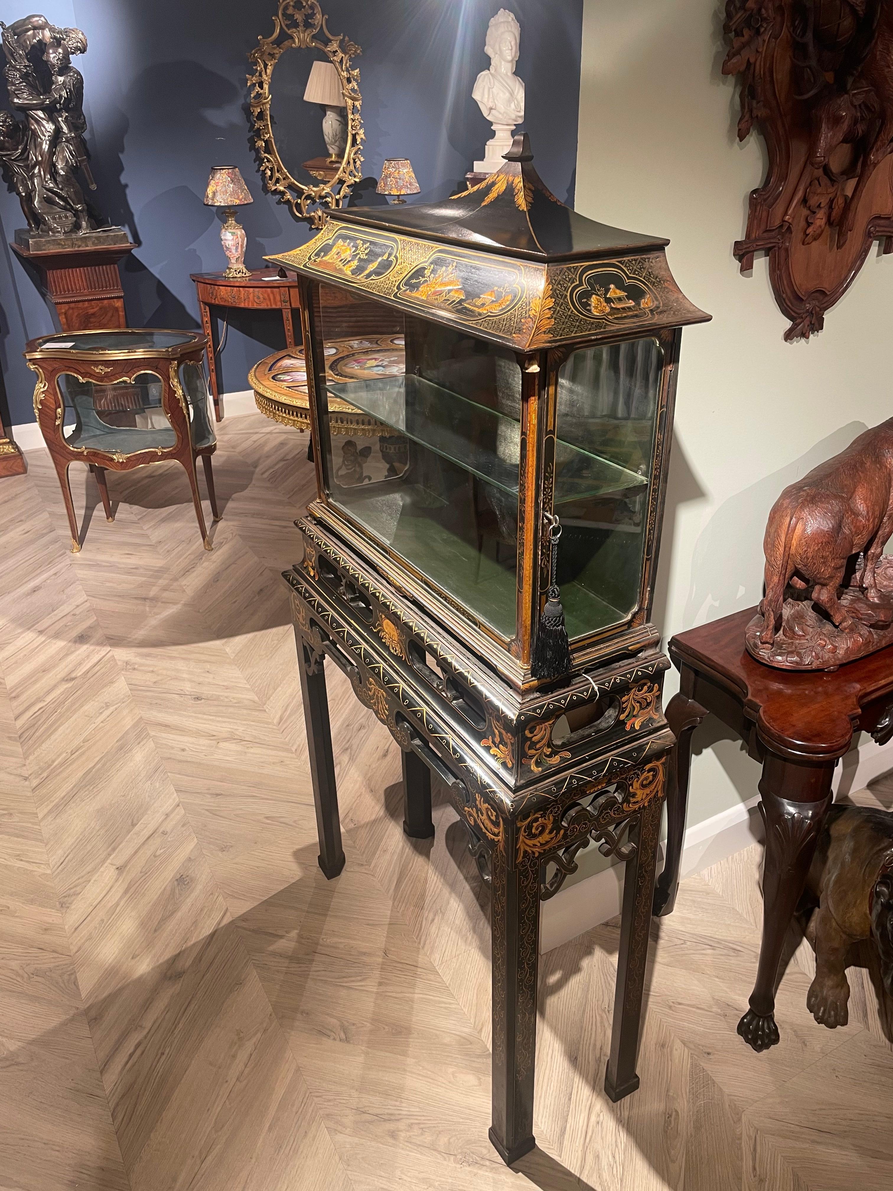 Early 20th Century Chinoiserie Lacquer Display Case attributed to Hille & Co For Sale 10