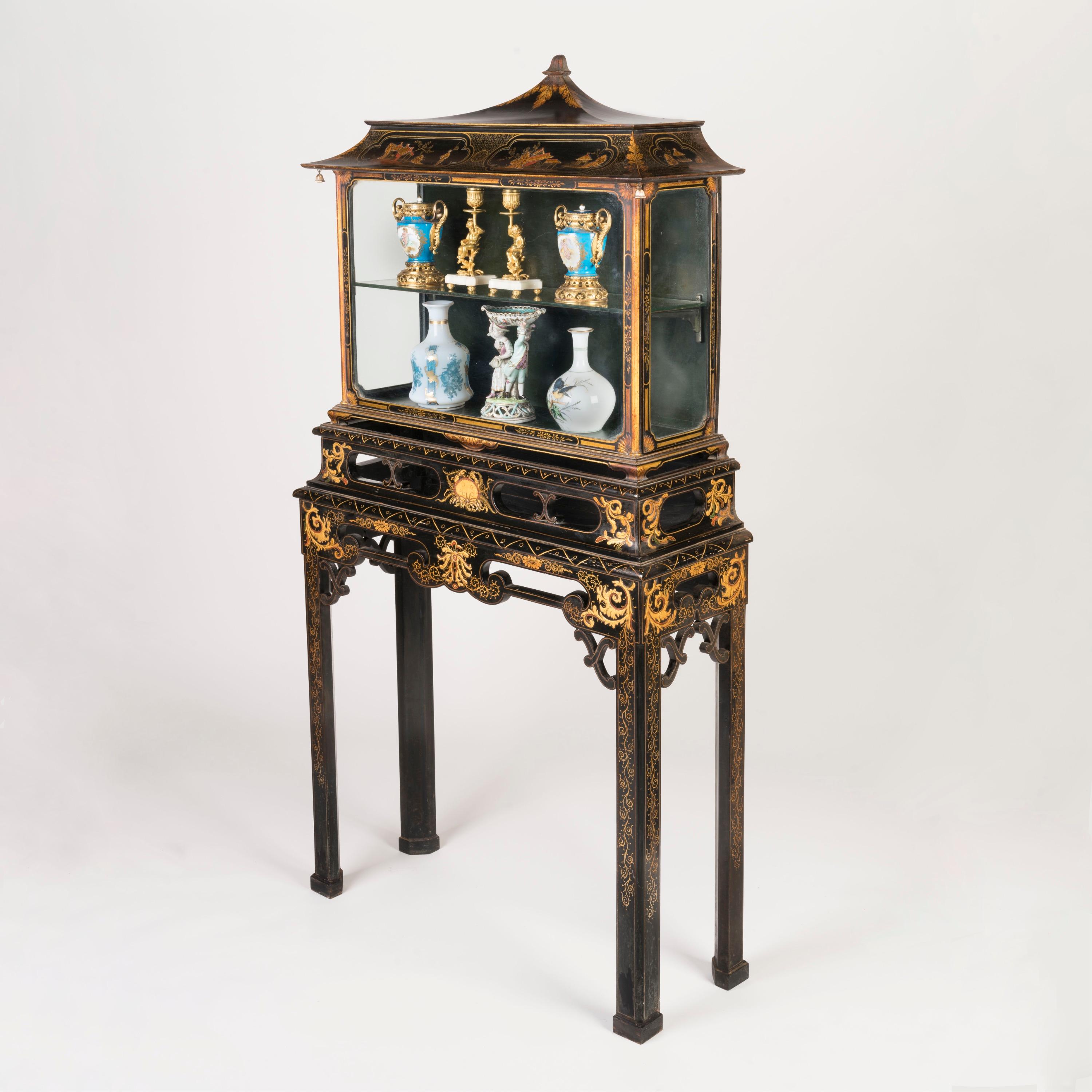 English Early 20th Century Chinoiserie Lacquer Display Case attributed to Hille & Co For Sale