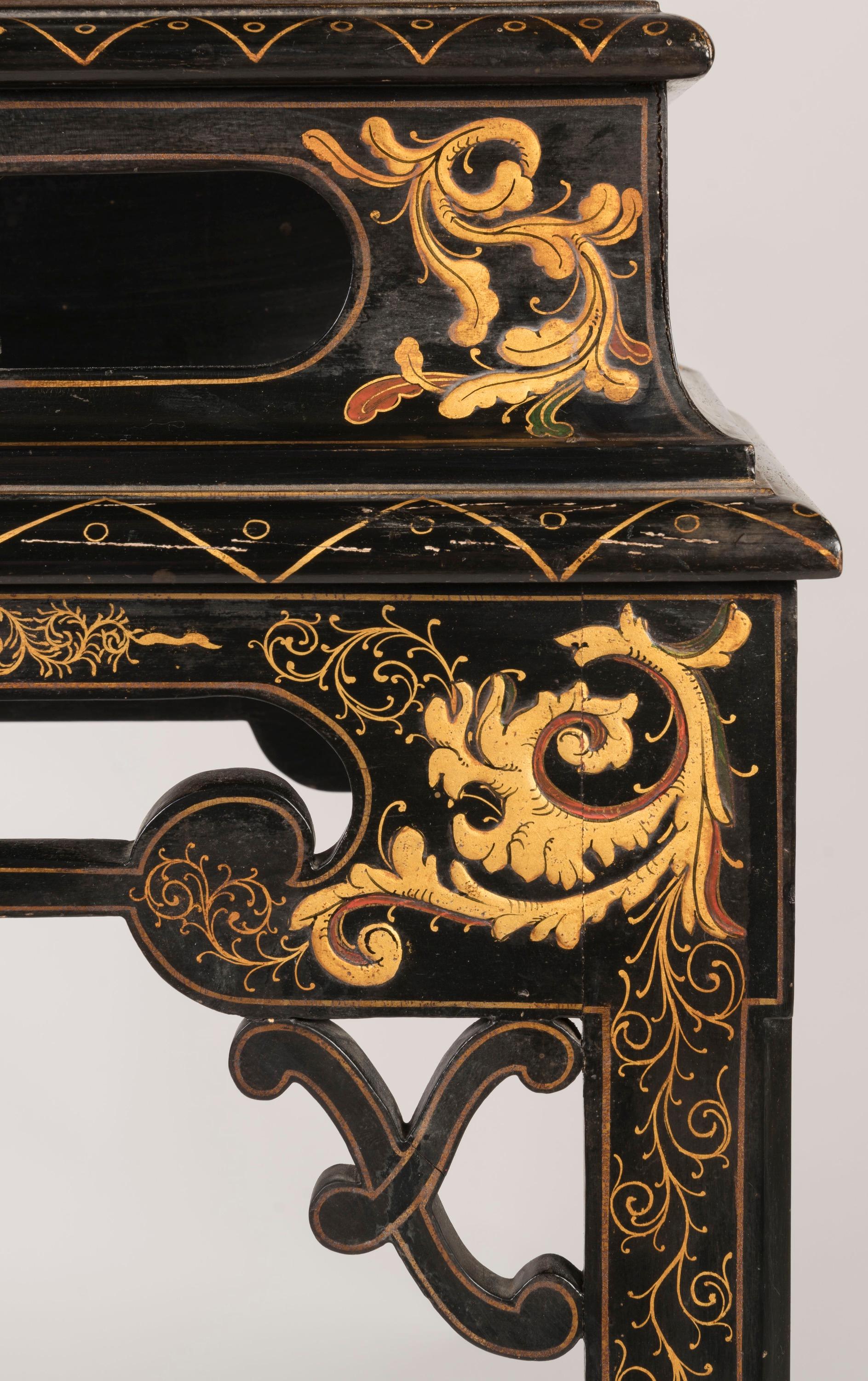 Lacquered Early 20th Century Chinoiserie Lacquer Display Case attributed to Hille & Co For Sale