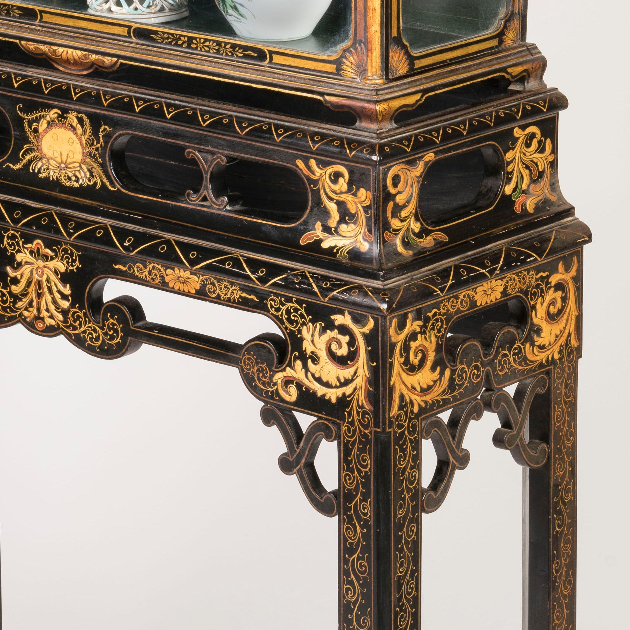 Early 20th Century Chinoiserie Lacquer Display Case attributed to Hille & Co In Good Condition For Sale In London, GB