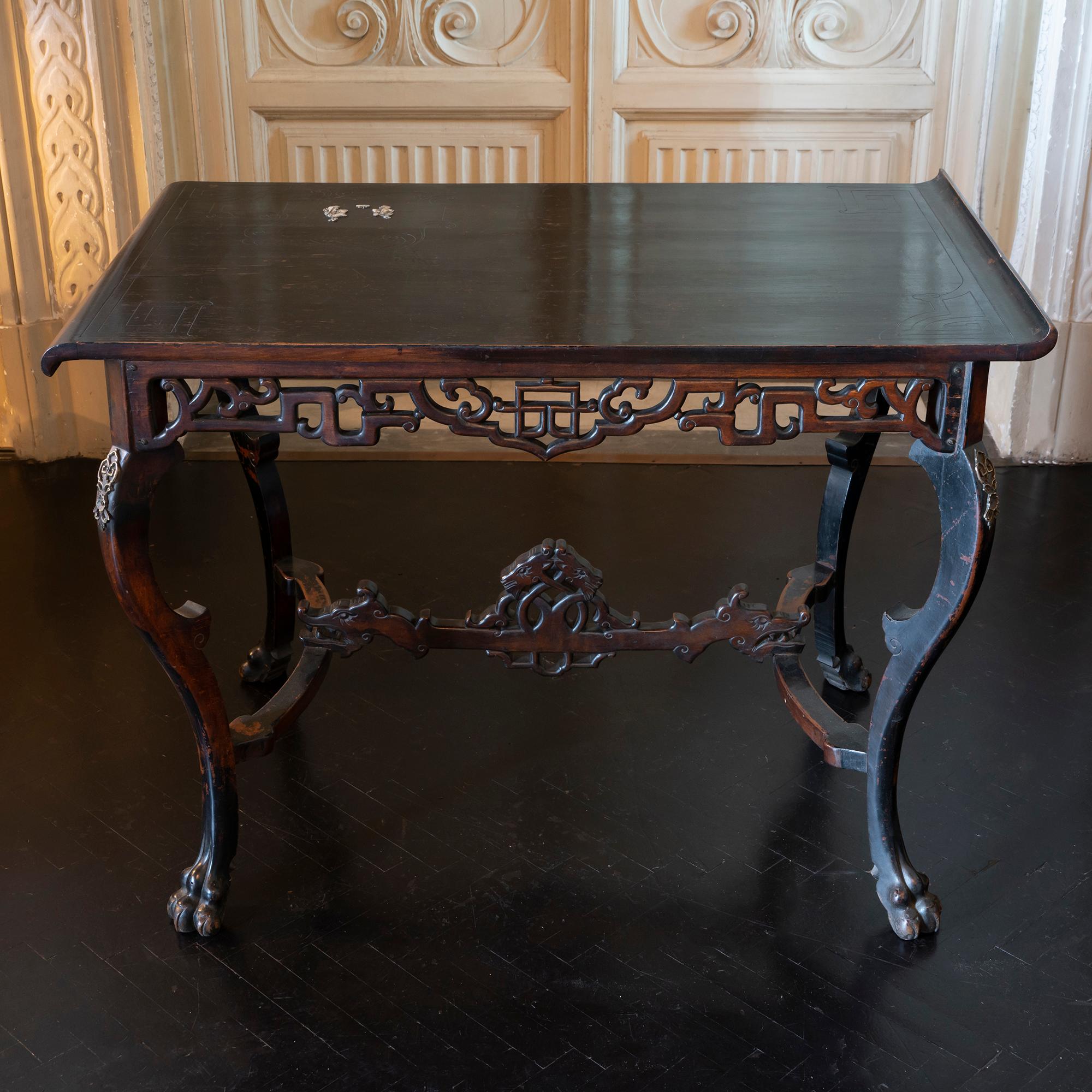 Early 20th Century Chinoiserie Lacquered Desk / Console with Ivory Details In Good Condition In Firenze, IT