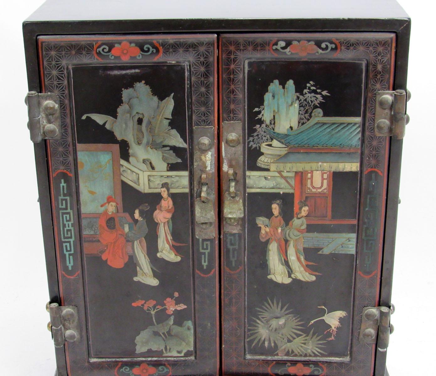 Early 20th century Chinese chinoiserie style petite cabinet.