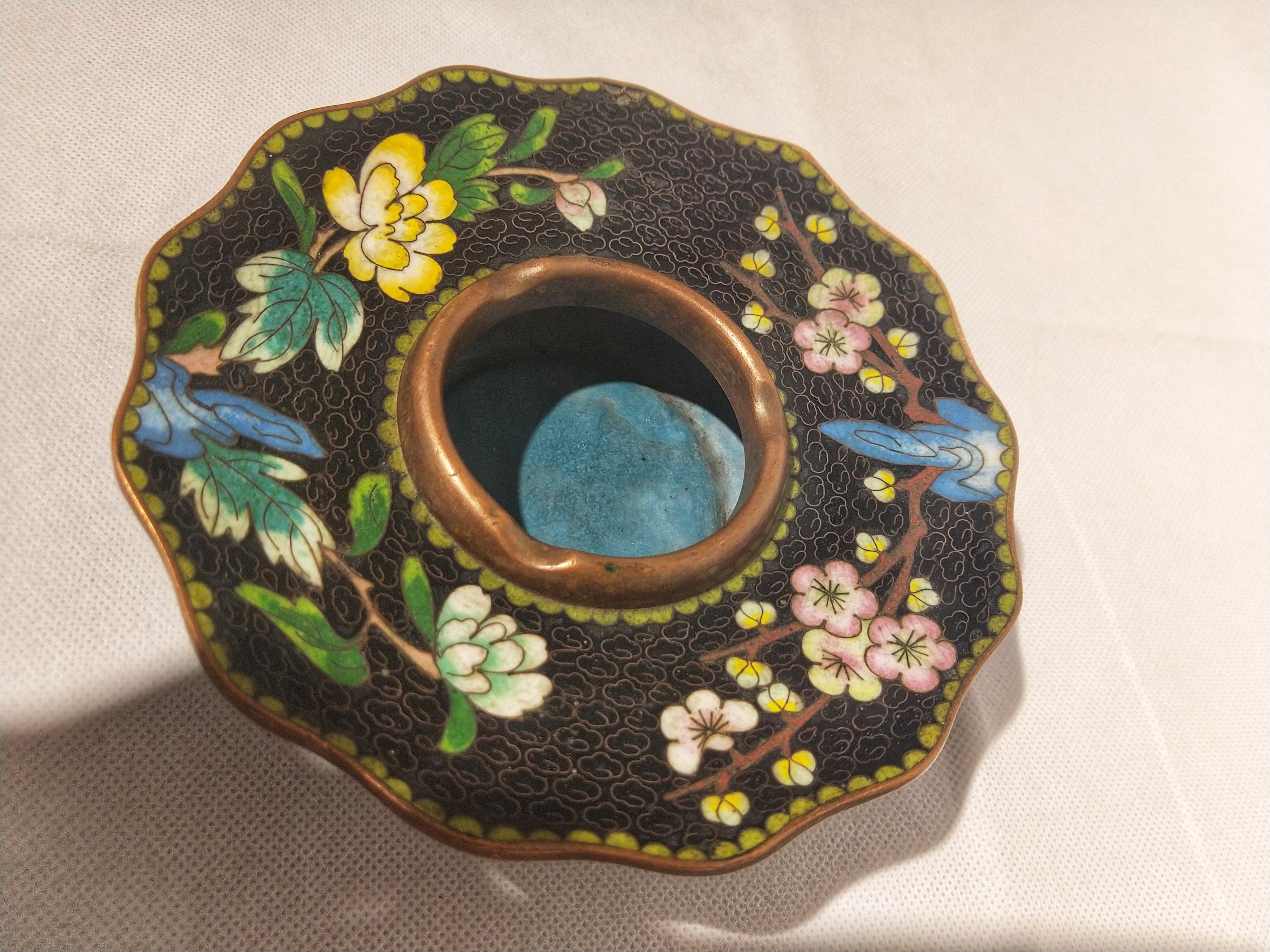 Posacenere cinese di eccellente fattura. Presenta motivi floreali di ceramica con sfondo di nuvole di vetro su ottone.