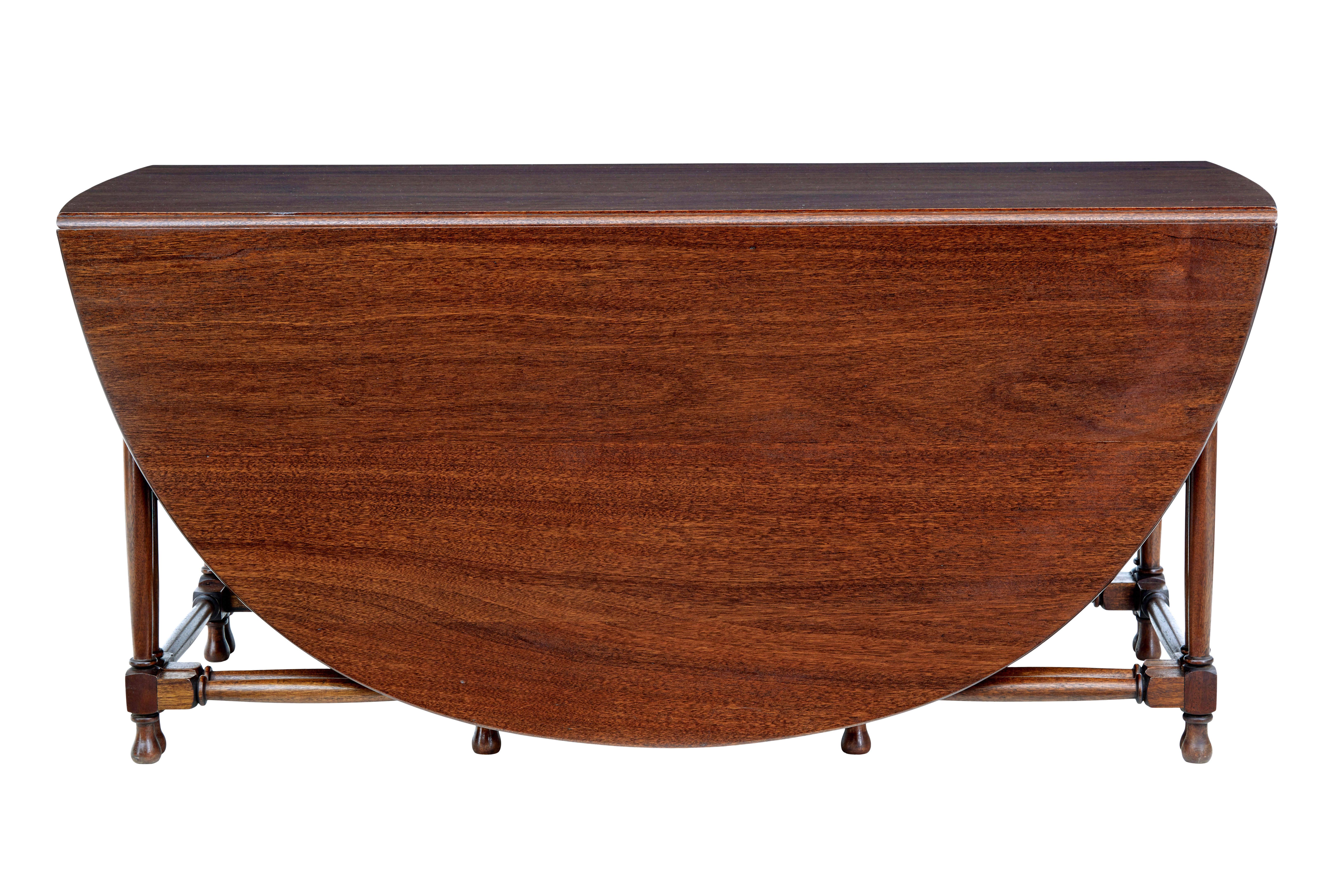 Chippendale Early 20th century chippendale influenced mahogany gate leg table For Sale