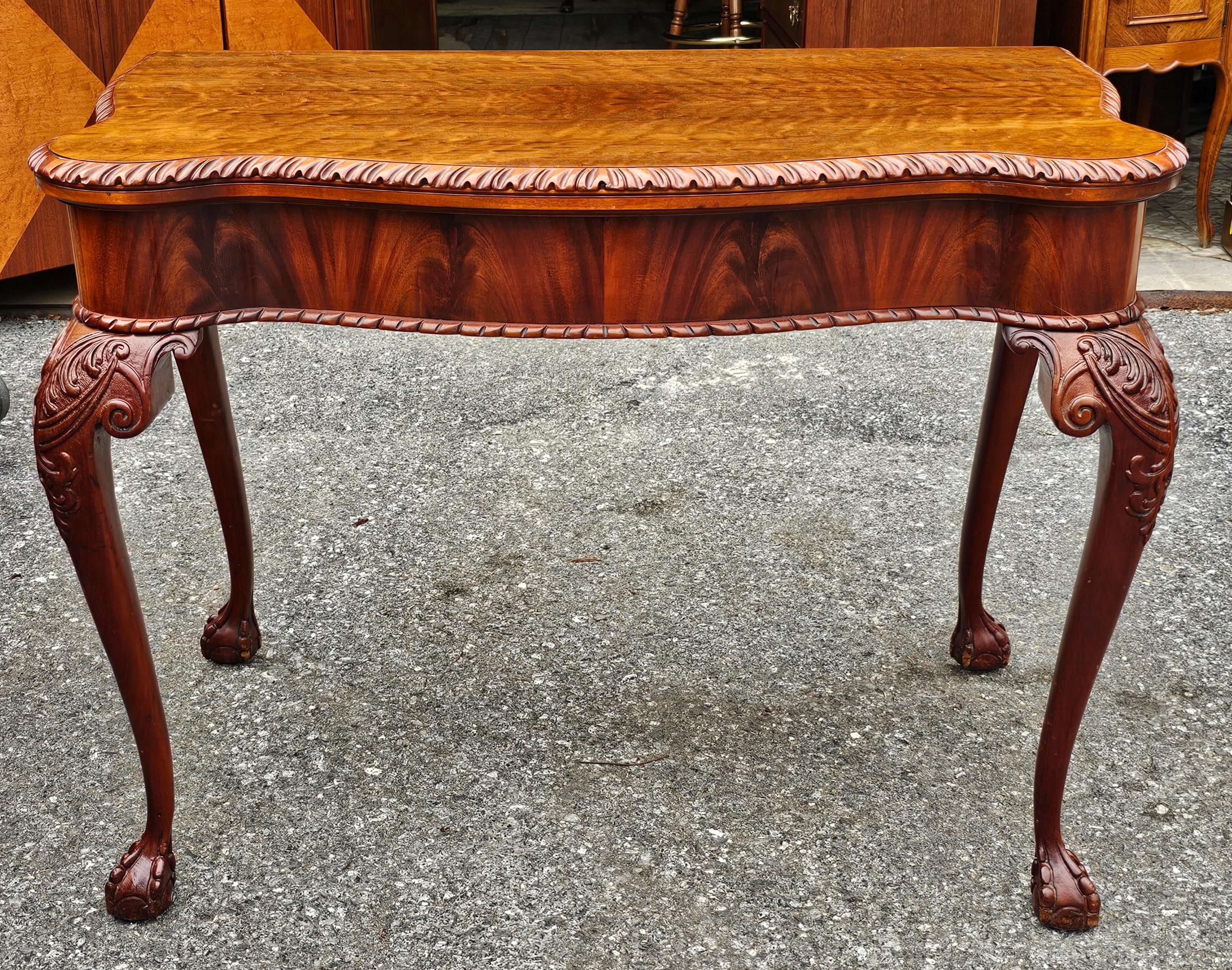 Table console à plateau rabattable en acajou Chippendale croth du début du 20e siècle /  Table à cartes.
Mesure 39