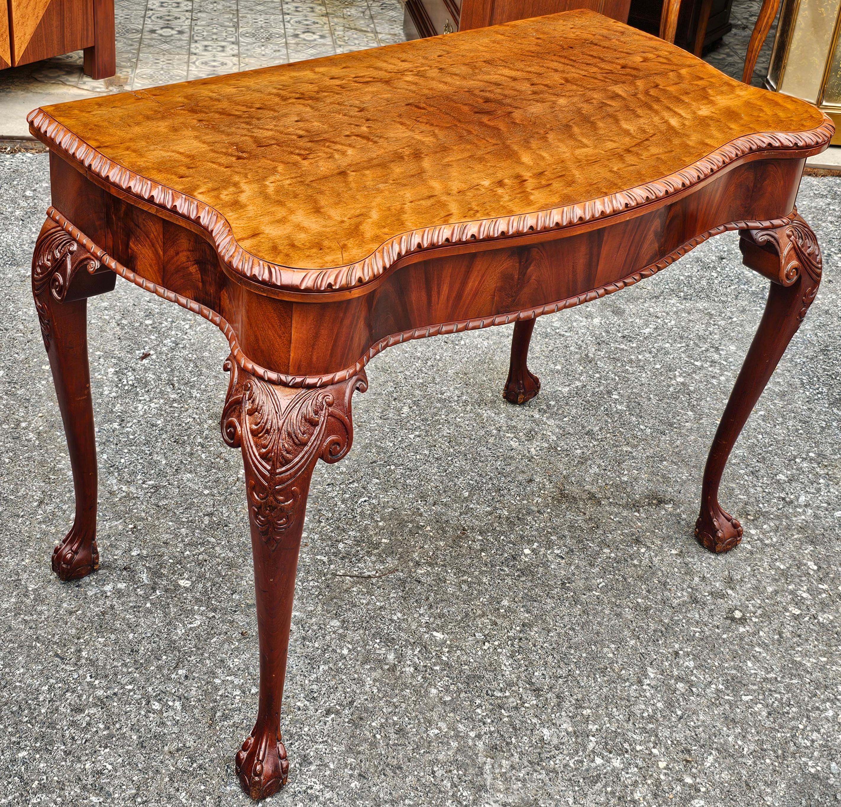 Sculpté Table à cartes console à plateau rabattable en acajou Chippendale du début du 20e siècle en vente