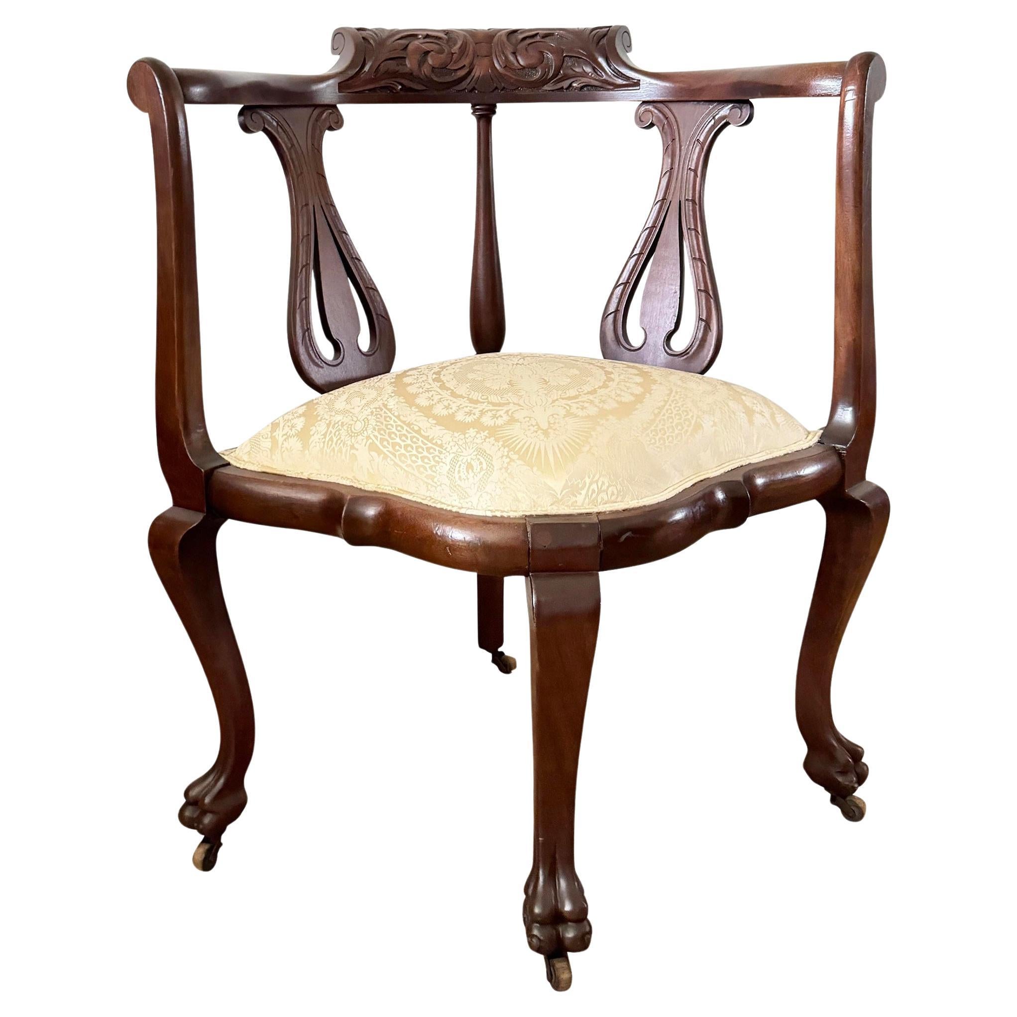 Chaise d'angle en noyer sculpté avec dossier sculpté, début du 20e siècle, style Chippendale en vente