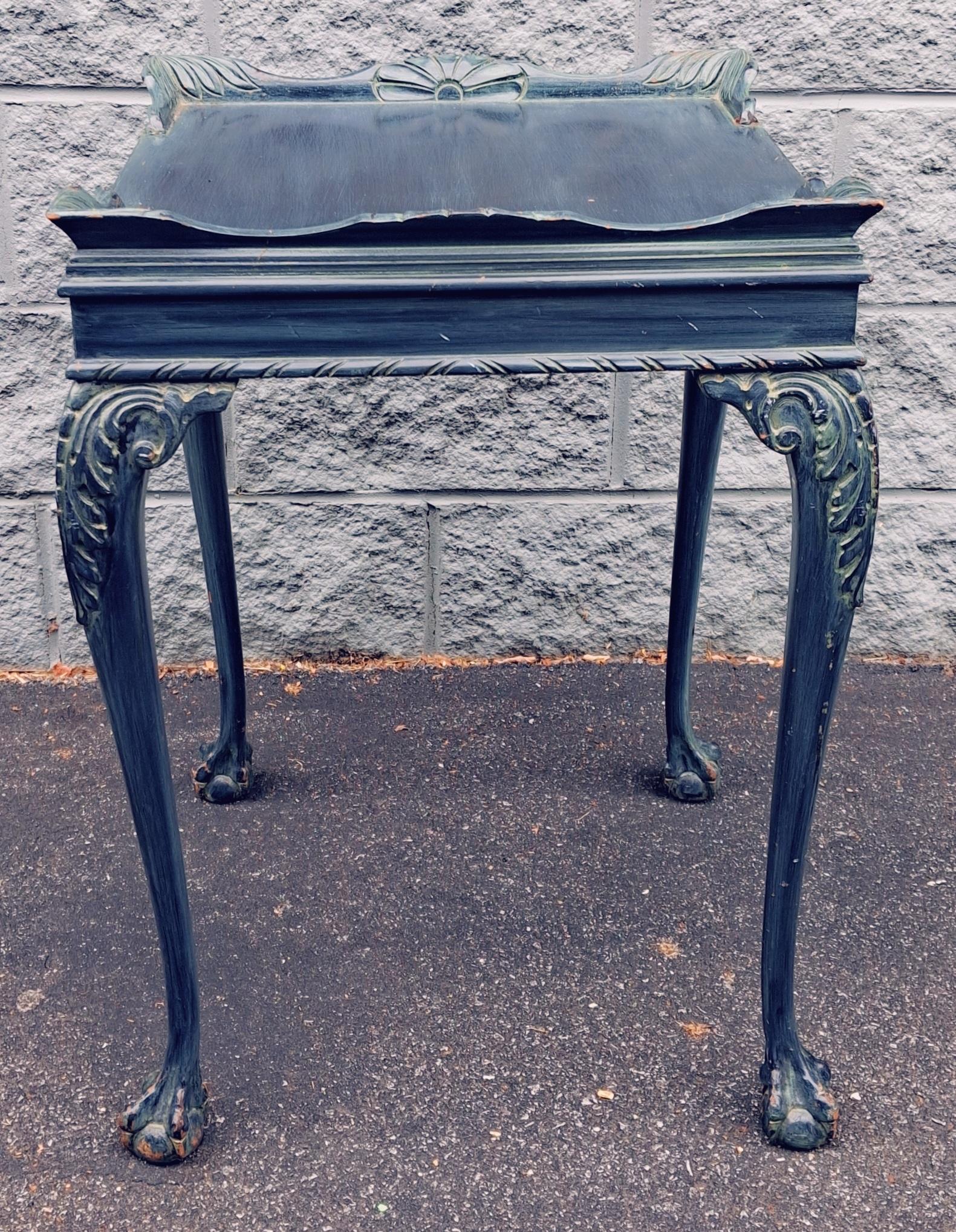 Mesa auxiliar de caoba pintada de verde oscuro estilo Chippendale de principios del siglo XX en venta 5
