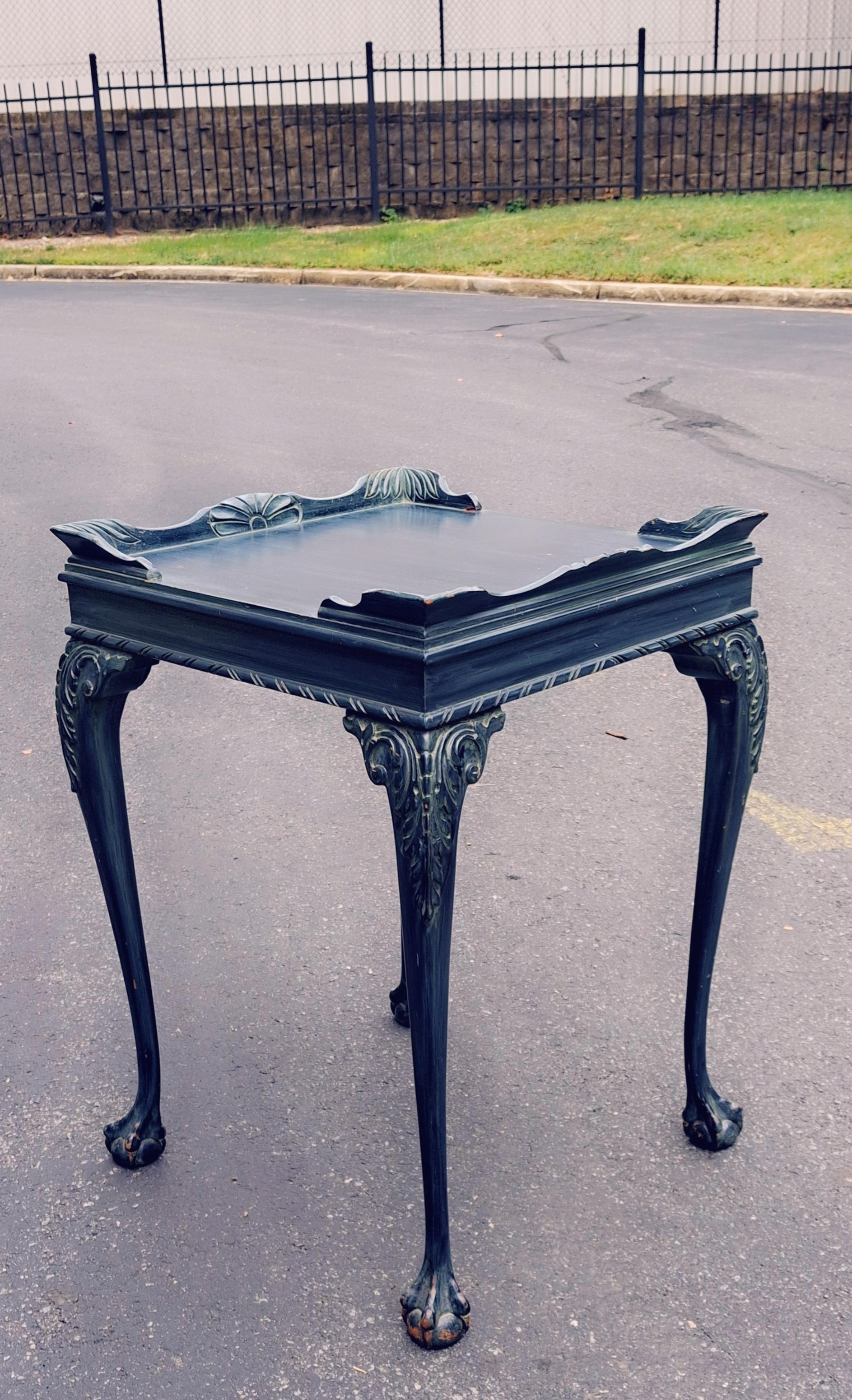 Mesa auxiliar de caoba pintada de verde oscuro estilo Chippendale de principios del siglo XX,  parte superior gallonada, con patas cabriolé talladas terminadas en pies de bola y garra.
Mide 20