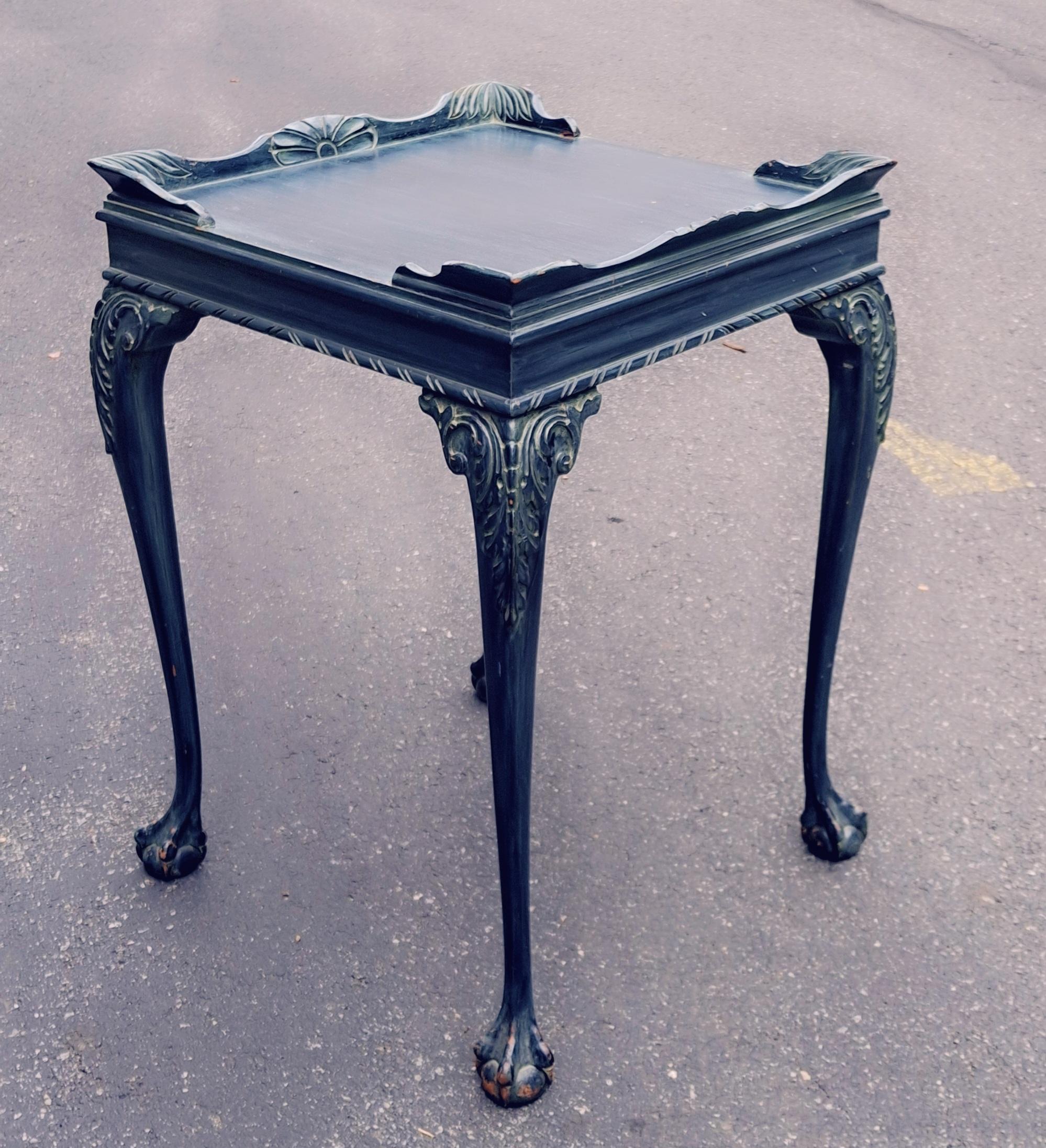 Mesa auxiliar de caoba pintada de verde oscuro estilo Chippendale de principios del siglo XX Estadounidense en venta