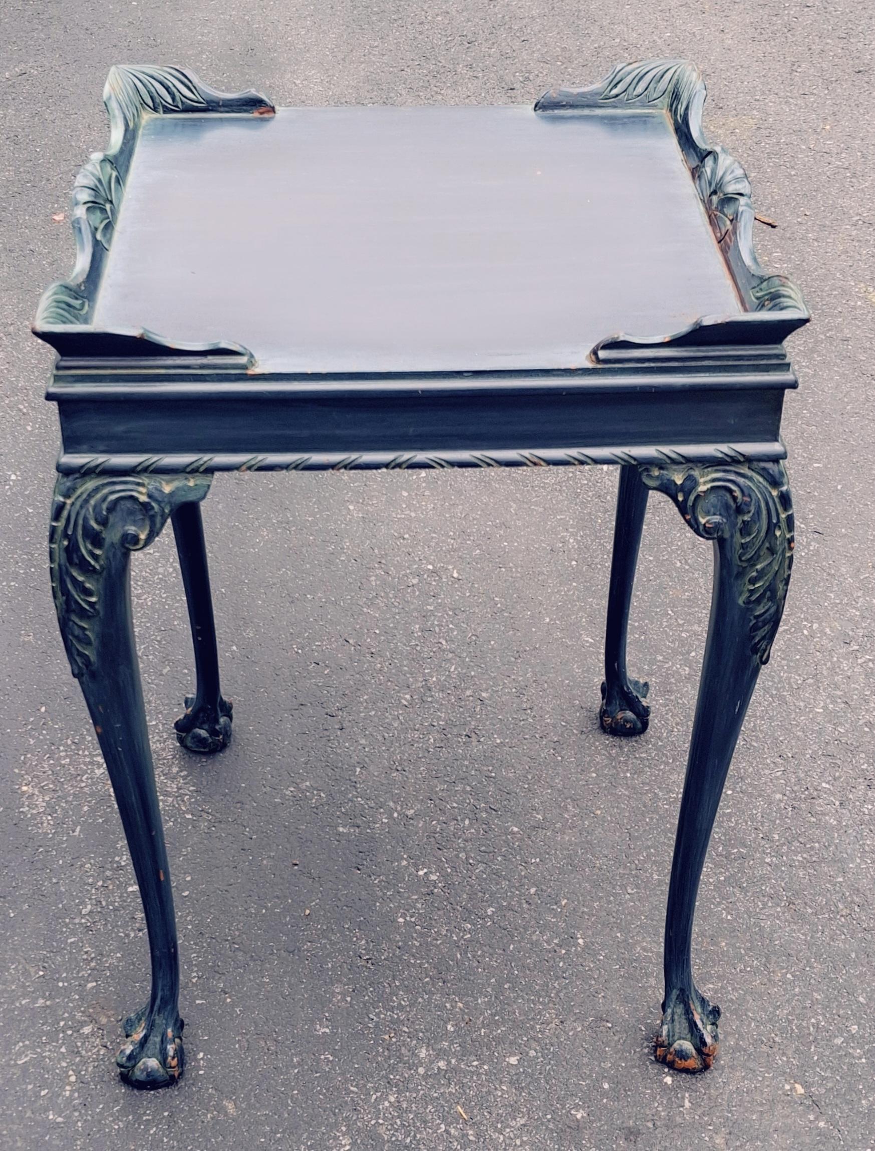 Mesa auxiliar de caoba pintada de verde oscuro estilo Chippendale de principios del siglo XX en Bueno estado para la venta en Germantown, MD