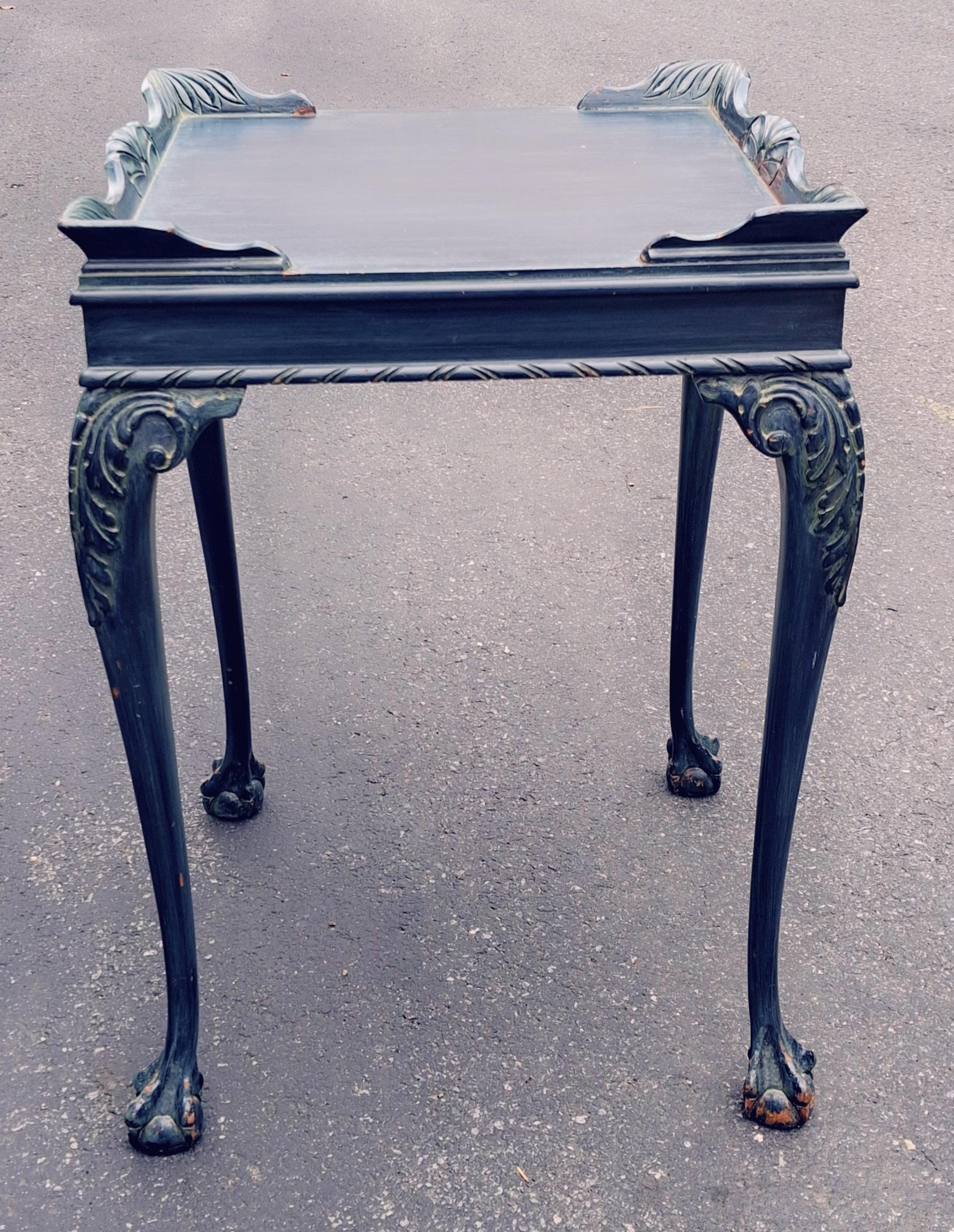 Mesa auxiliar de caoba pintada de verde oscuro estilo Chippendale de principios del siglo XX Caoba en venta