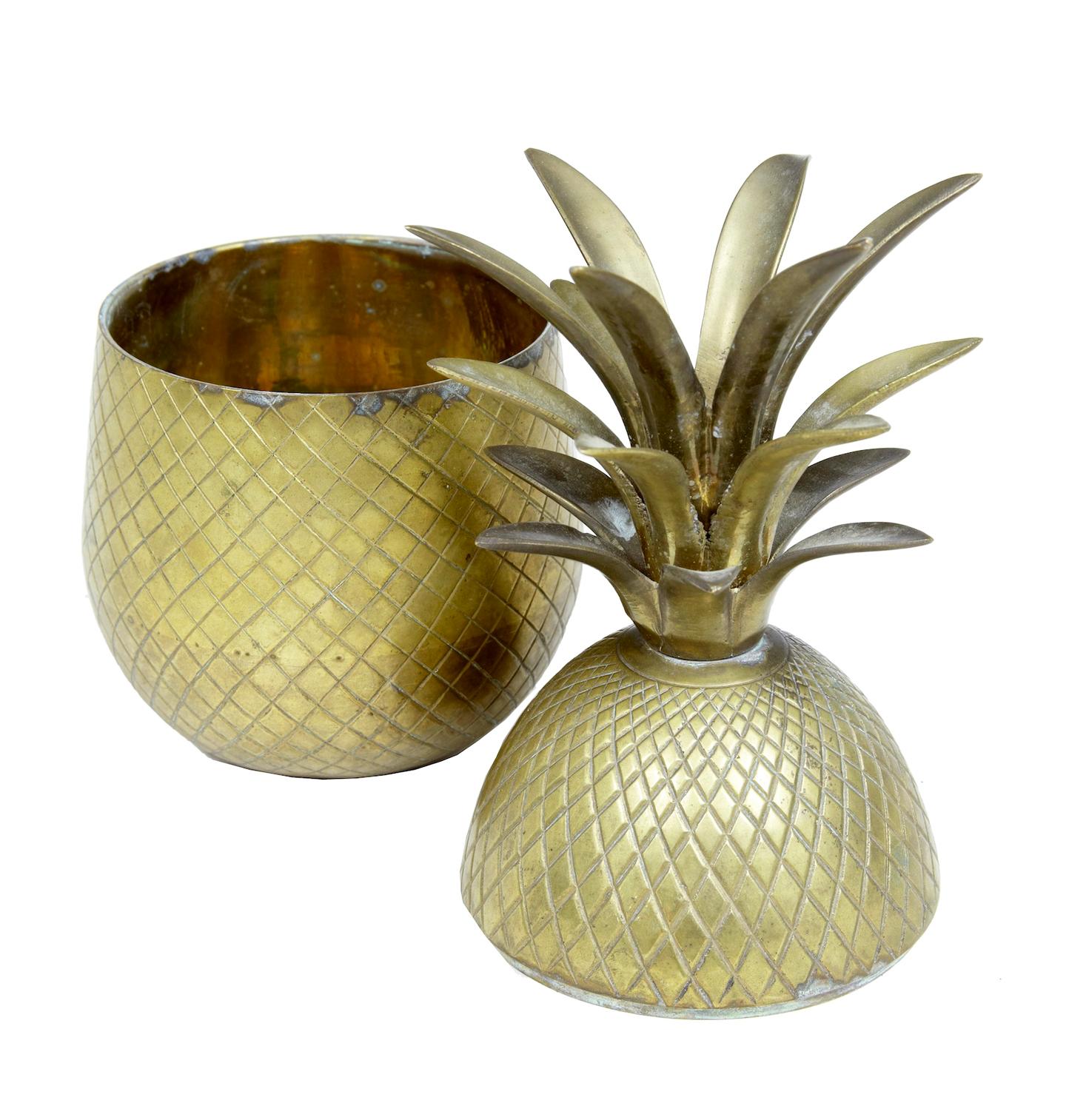 Early 20th century chiselled brass and gilt pineapple box caddy, circa 1900.

Good quality decorative piece used for storage in the form of a pineapple. Splits in half to reveal a gilded interior.

Minor surface marks to outside.