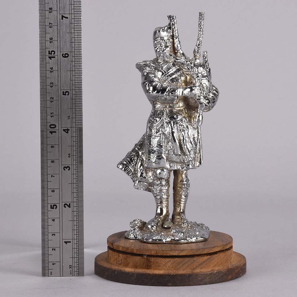 Mascot de voiture du début du 20e siècle en chrome sur laiton intitulé « Bagpipes ». en vente 3