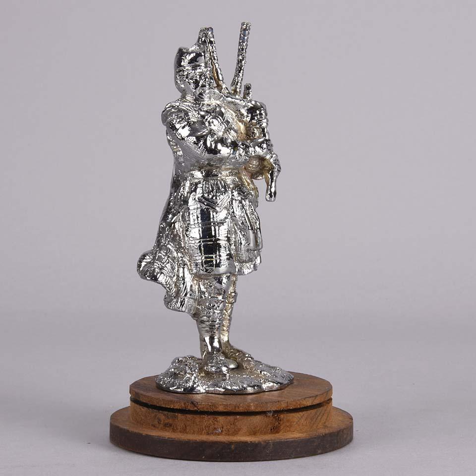 Art déco Mascot de voiture du début du 20e siècle en chrome sur laiton intitulé « Bagpipes ». en vente