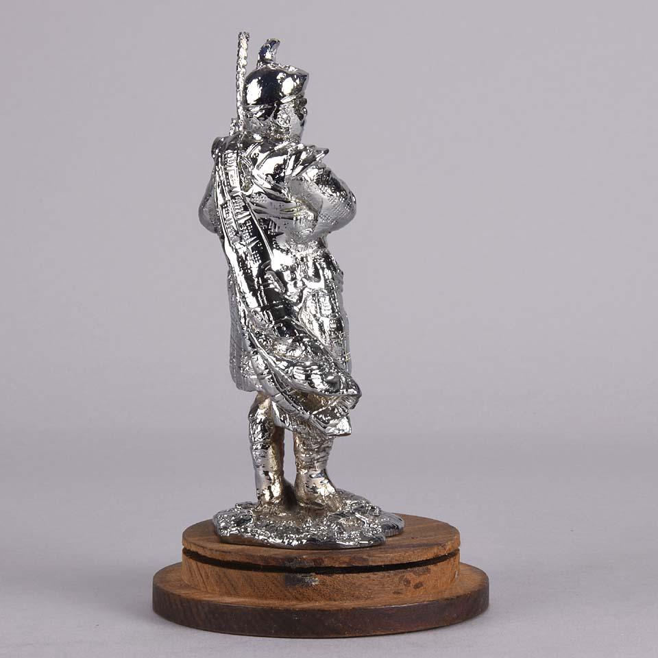 Mascot de voiture du début du 20e siècle en chrome sur laiton intitulé « Bagpipes ». Excellent état - En vente à London, GB