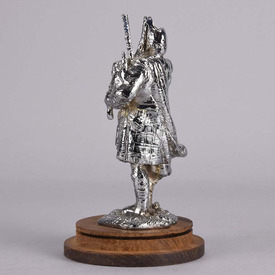 Laiton Mascot de voiture du début du 20e siècle en chrome sur laiton intitulé « Bagpipes ». en vente