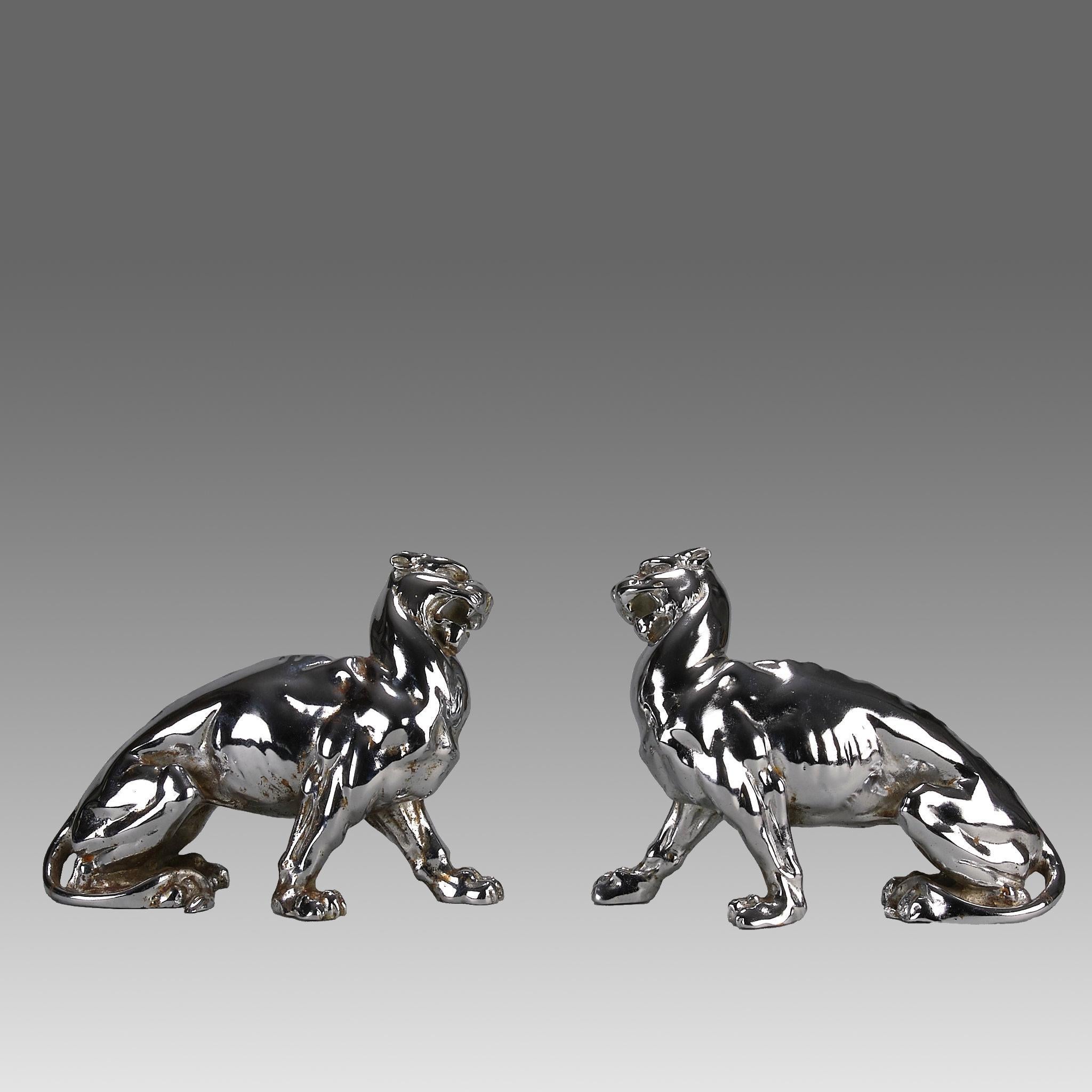Ein auffälliges Paar verchromter Gusseisenskulpturen aus dem frühen 20. Jahrhundert, modelliert als zwei sich drehende Panther in spiegelnden Posen, gestempelt mit rautenförmigen Export-/Importmarken

ZUSÄTZLICHE INFORMATIONEN
Höhe:                 