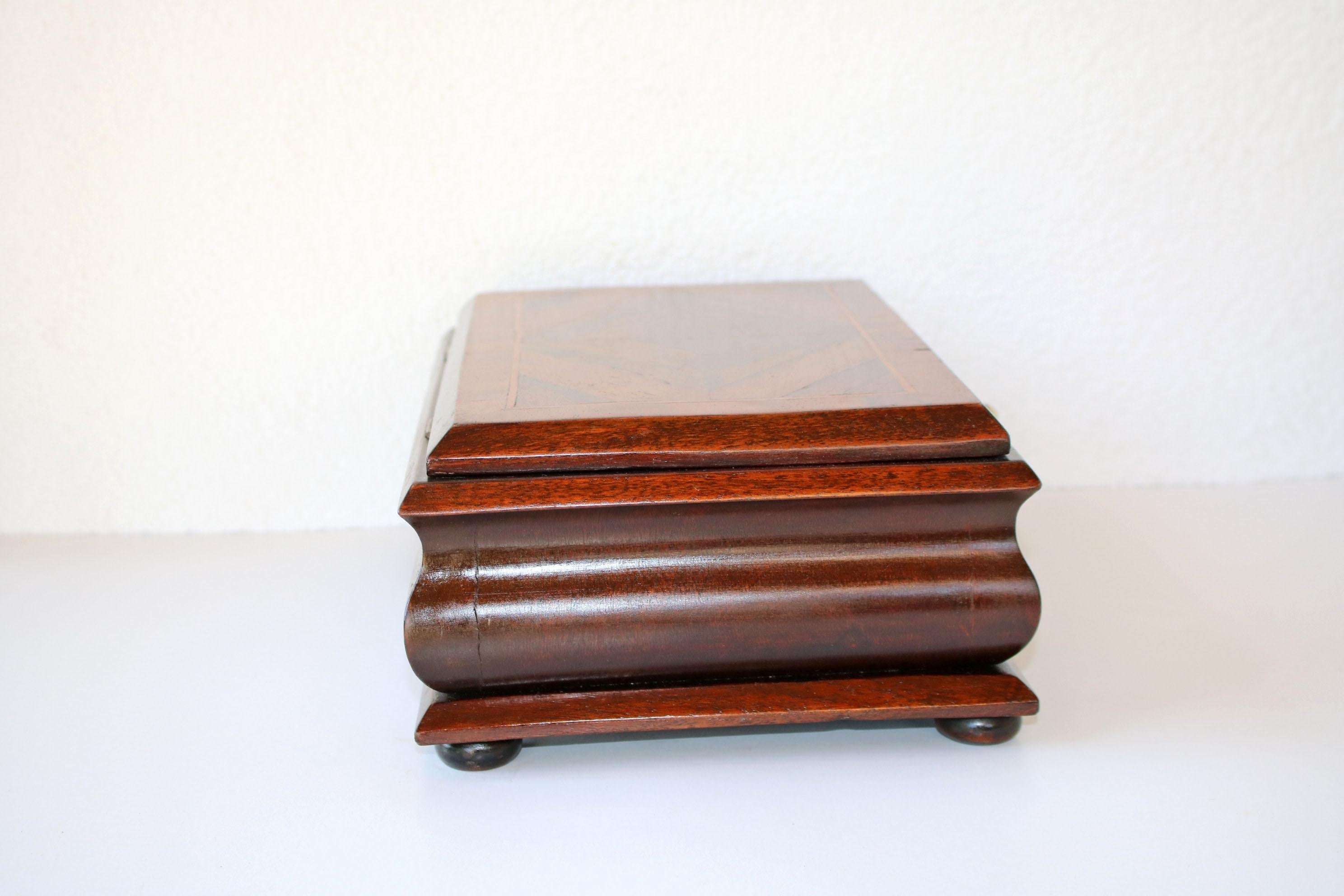 Veneer Early 20th Century Cigar Box For Sale