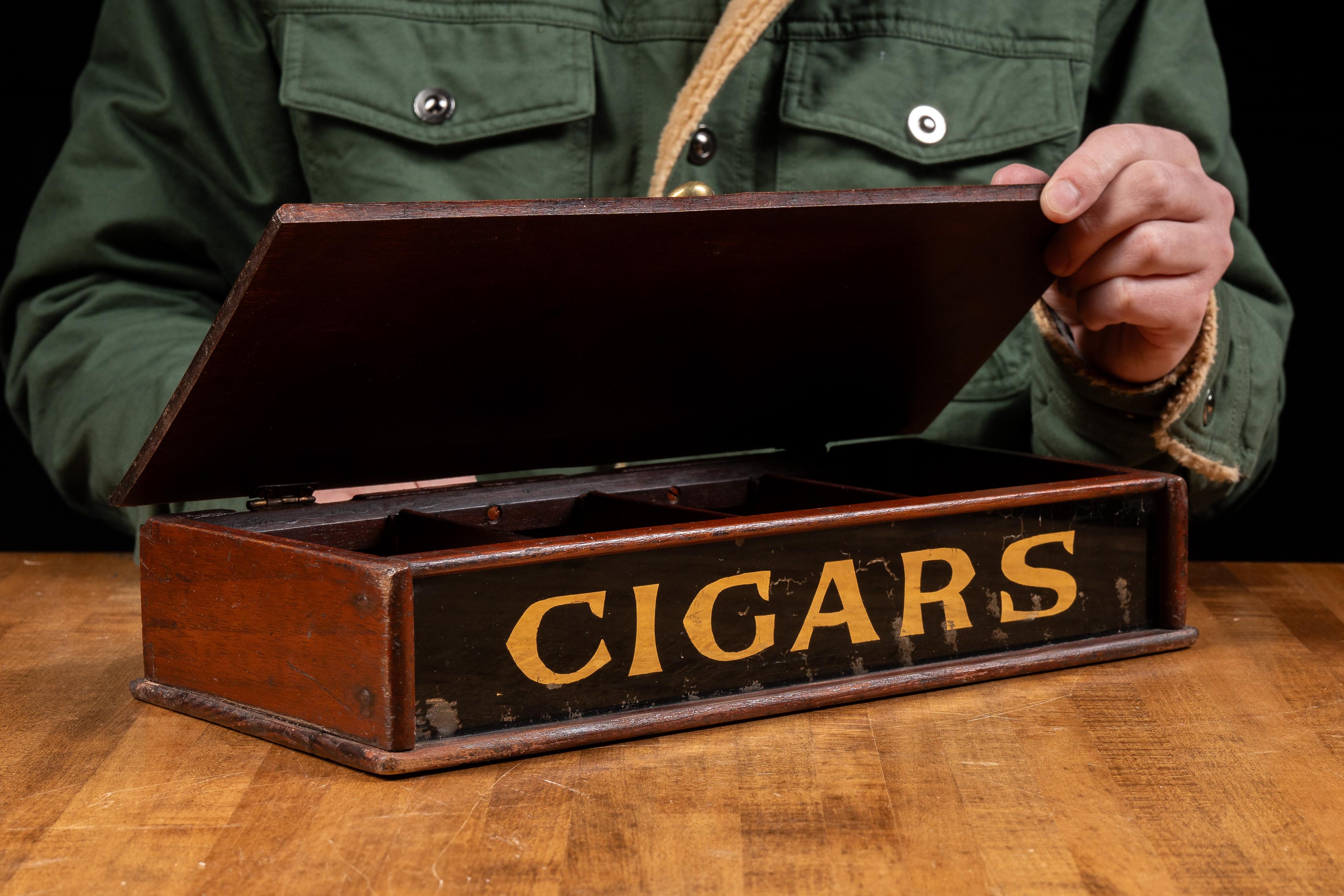Boîte à cigares ancienne en bois pour détaillants.

Cette pièce unique date probablement de la fin de la période victorienne. Il est entièrement construit en acajou et comporte quatre compartiments de rangement intérieurs. Sur le devant, une