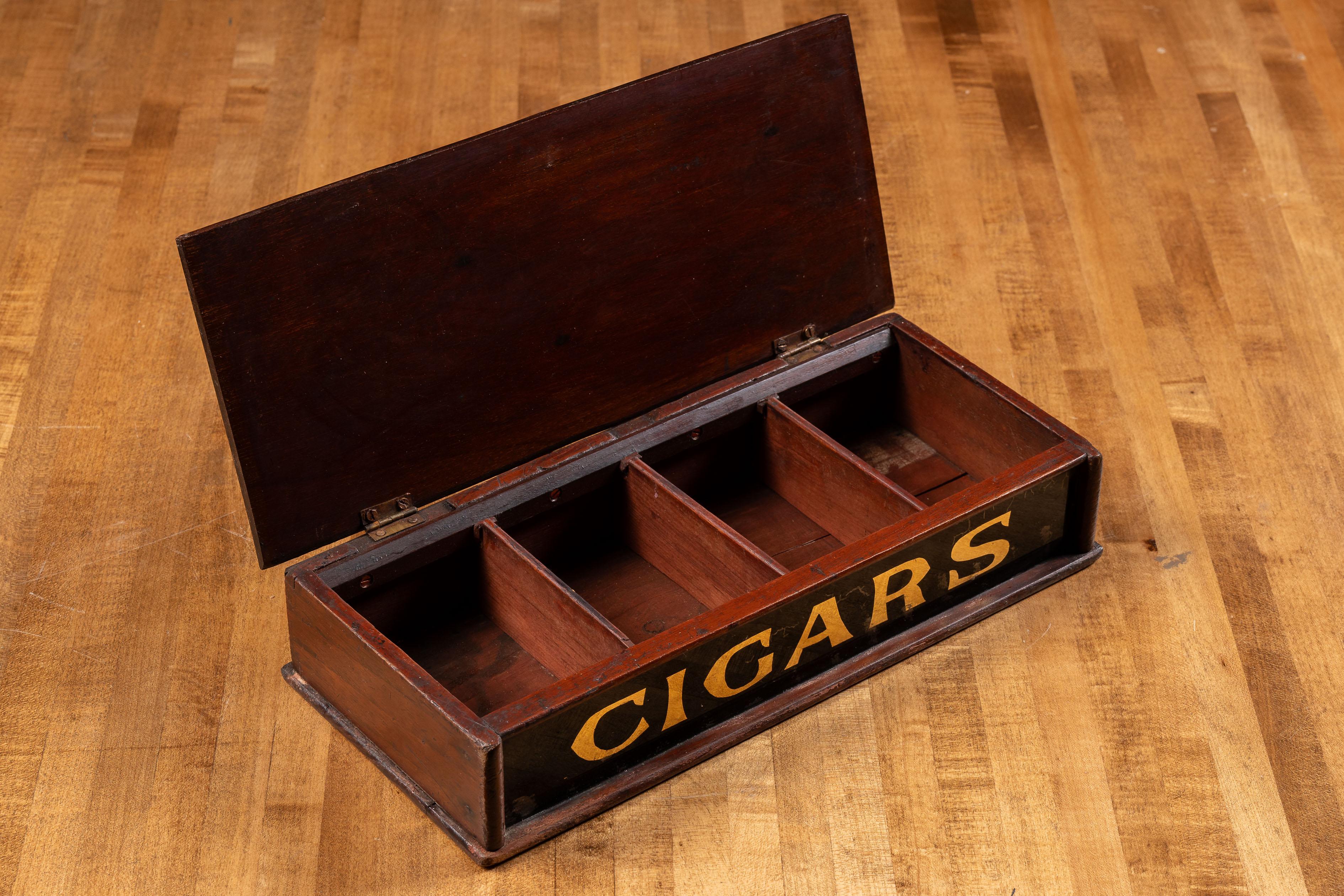 Boîte à cigares du début du 20e siècle avec lettrage en feuille de ROG Bon état - En vente à Dekalb, IL