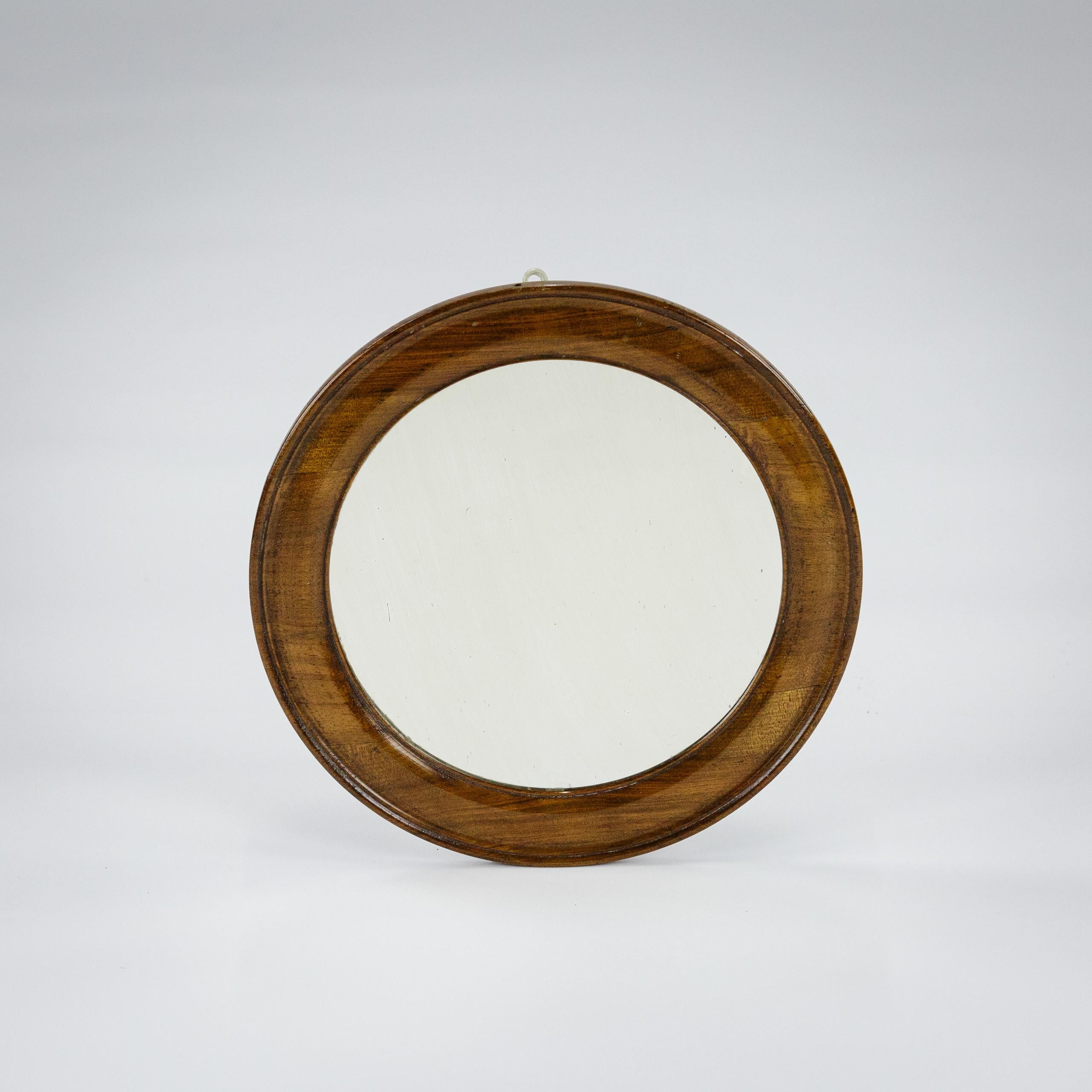 Espejo circular con la placa de espejo ondulada más extraordinaria. Francia Circa 1900.
