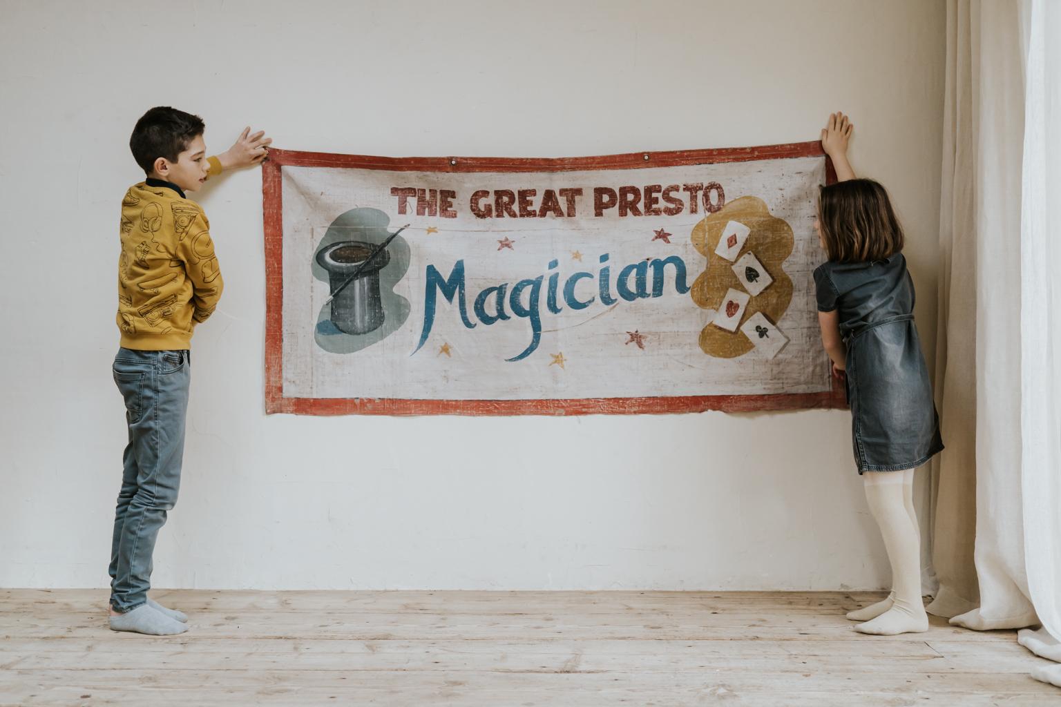 Per gli amanti dei maghi e del circo. Questo striscione da circo dell'inizio del XX secolo. Dipinto a mano su tela.