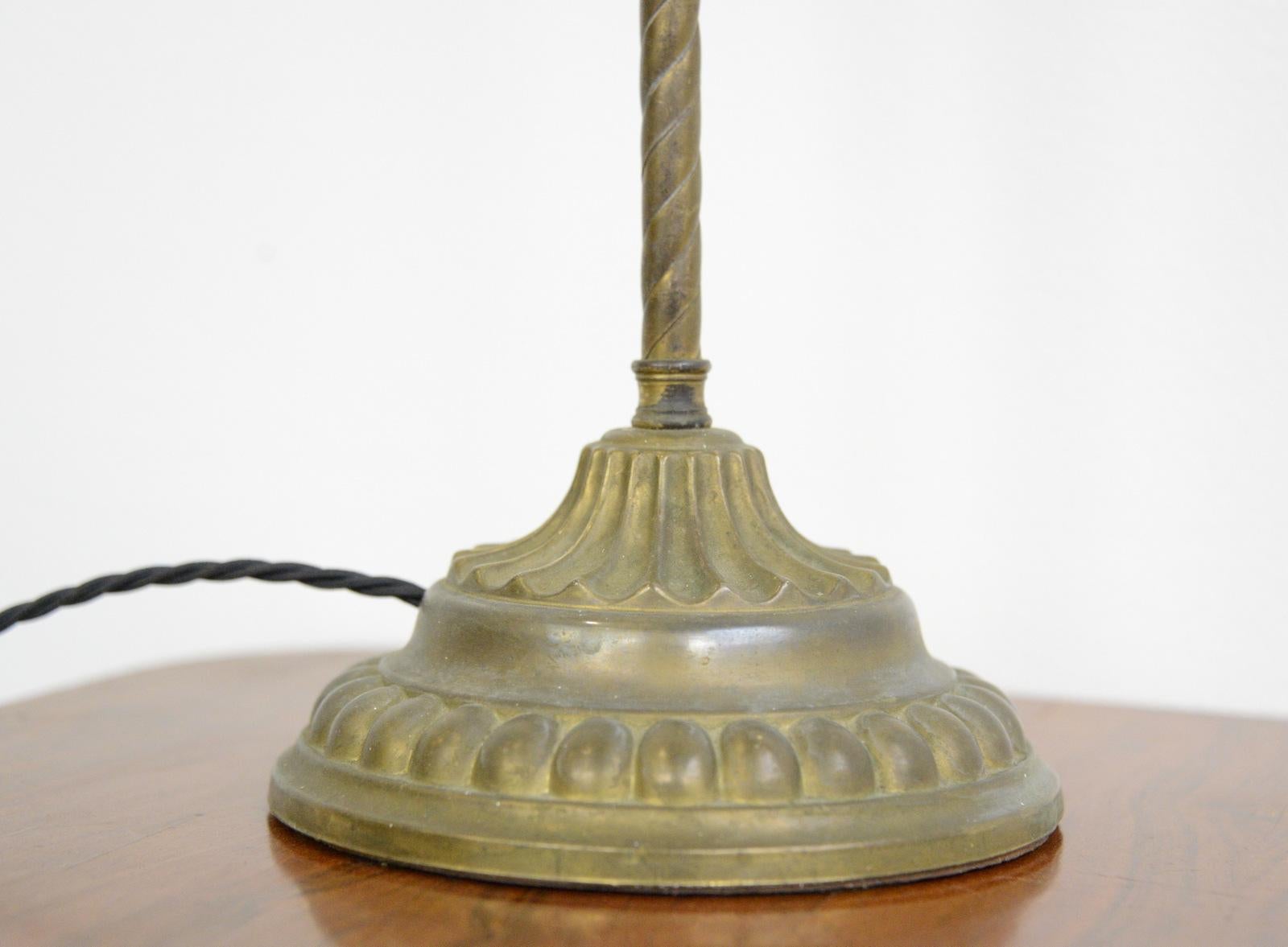 clam shell lamp