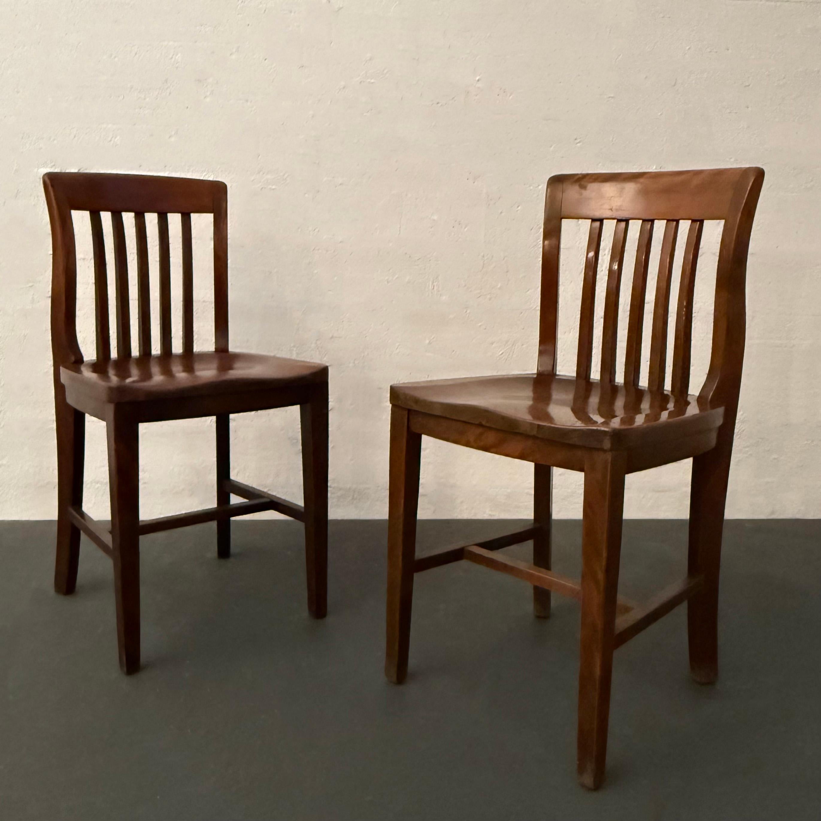 Coppia di sedie da biblioteca vintage in noce massiccio di Clark & Gibby Inc., NYC circa 1920. Queste classiche sedie laterali sono caratterizzate da sedute e schienali sagomati, perfetti per essere utilizzati come sedie da scrivania o da pranzo.