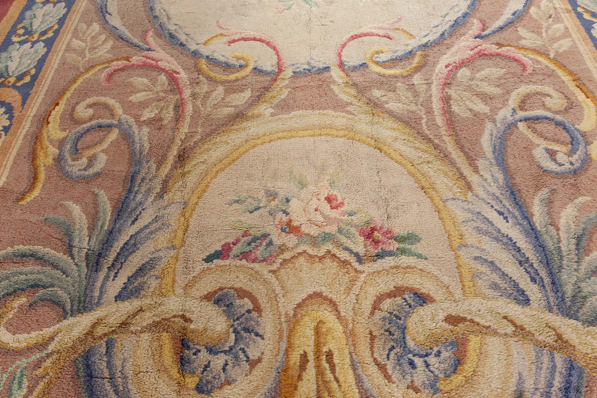 Klassischer französischer Savonnerie-Teppich aus dem frühen 20.
Größe: 8'4