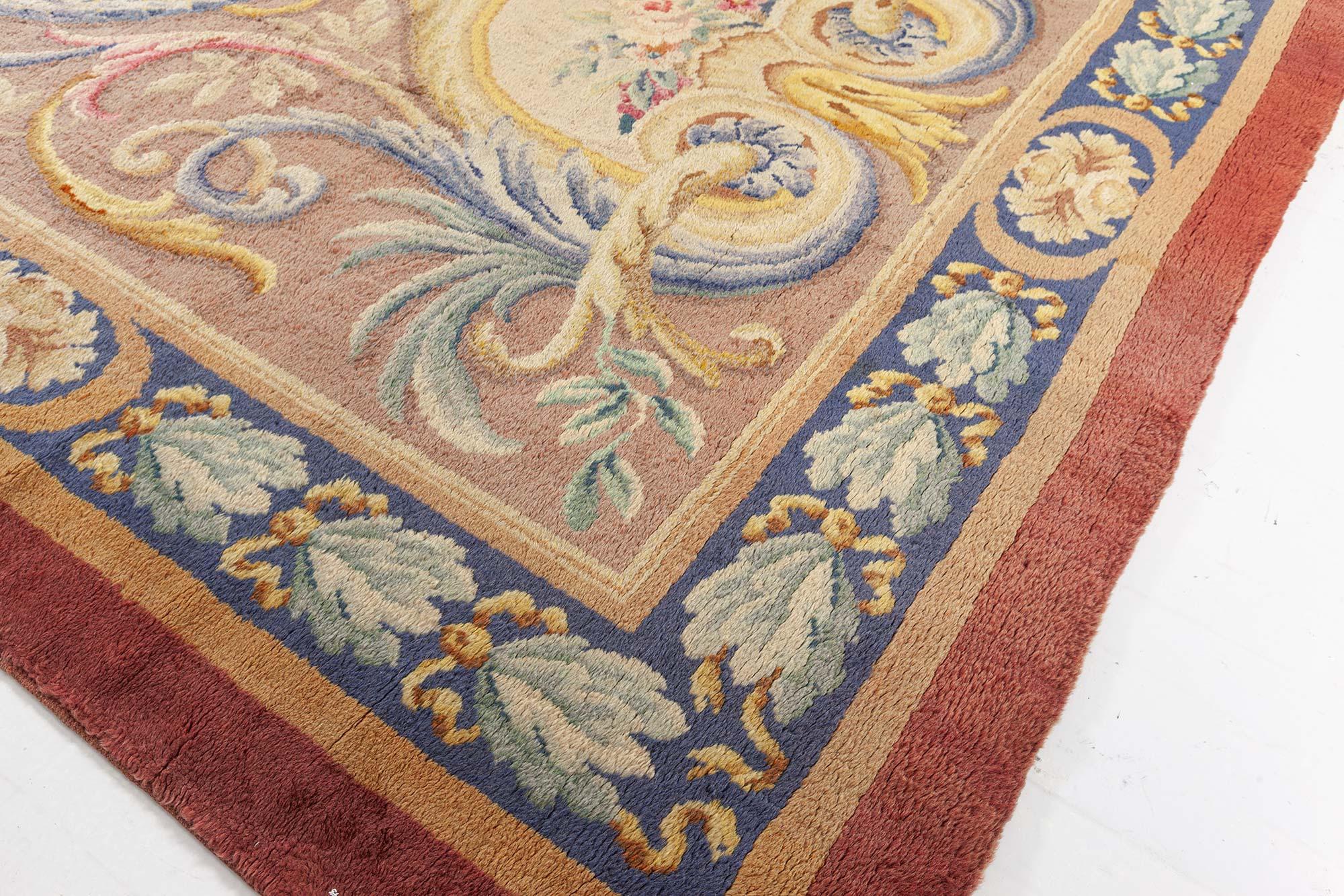 Early 20th Century Classic French Savonnerie Rug In Good Condition For Sale In New York, NY