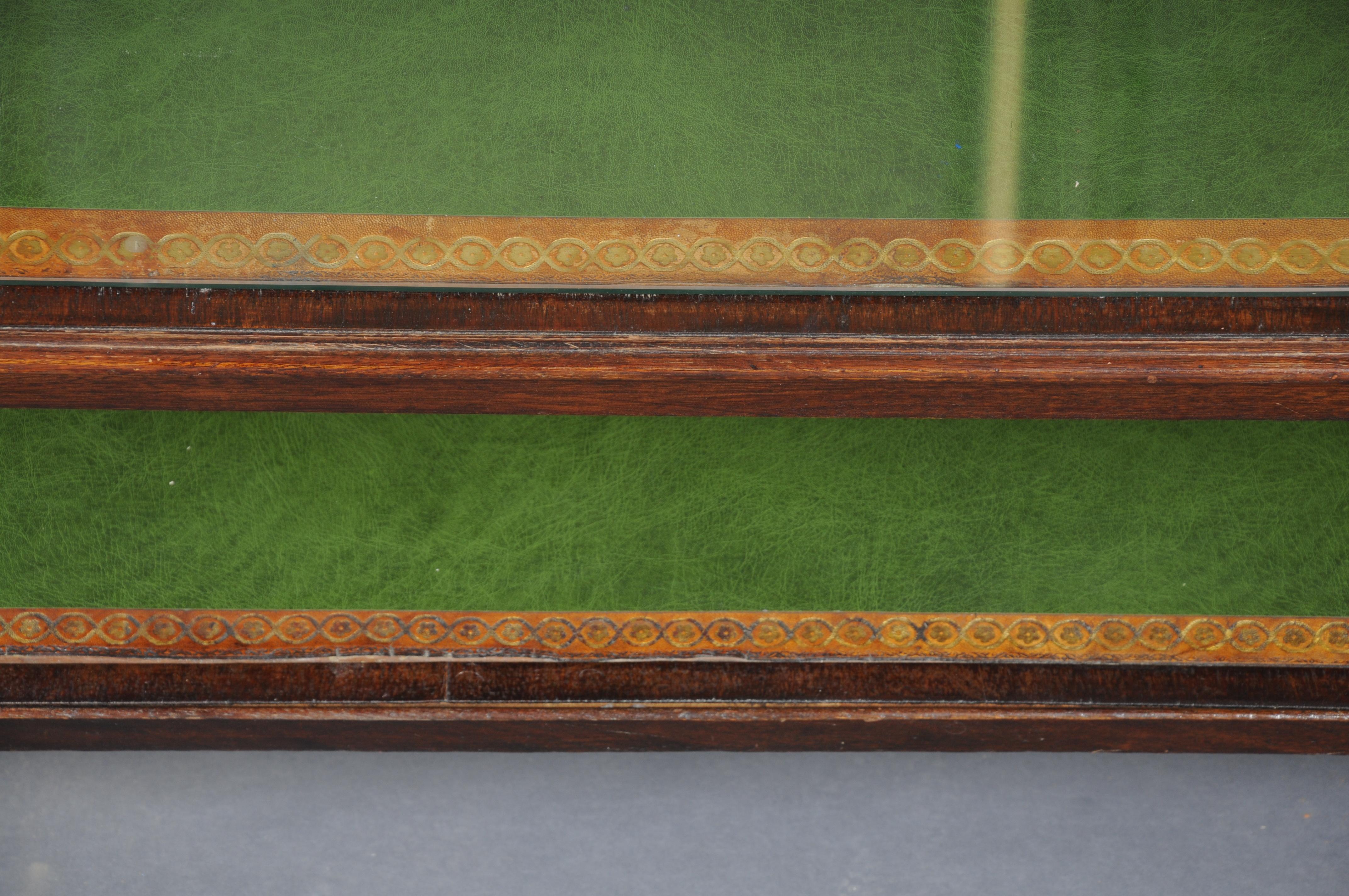 Début du 20e siècle Table basse anglaise classique avec plateau en cuir en vente 10