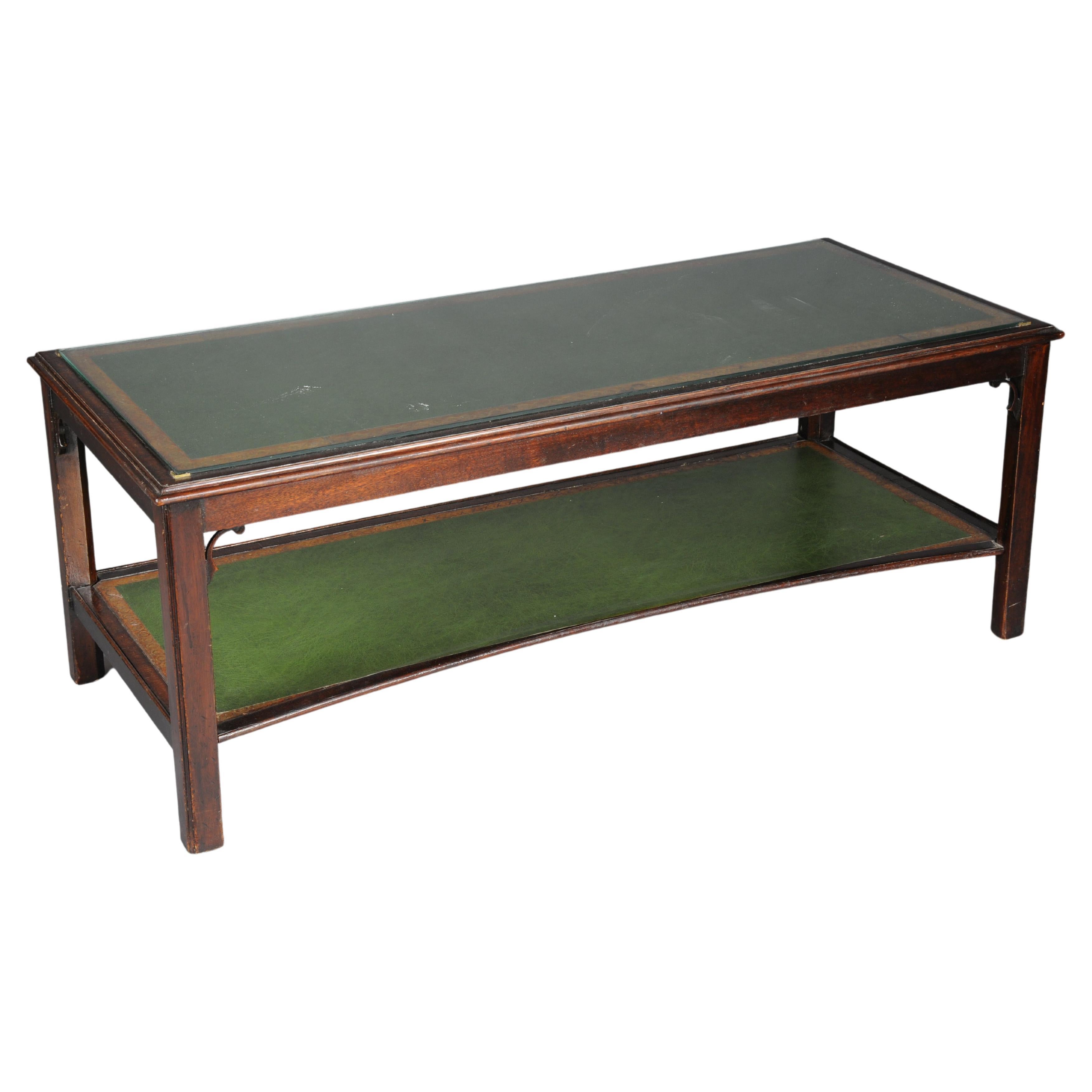 Début du 20e siècle Table basse anglaise classique avec plateau en cuir en vente