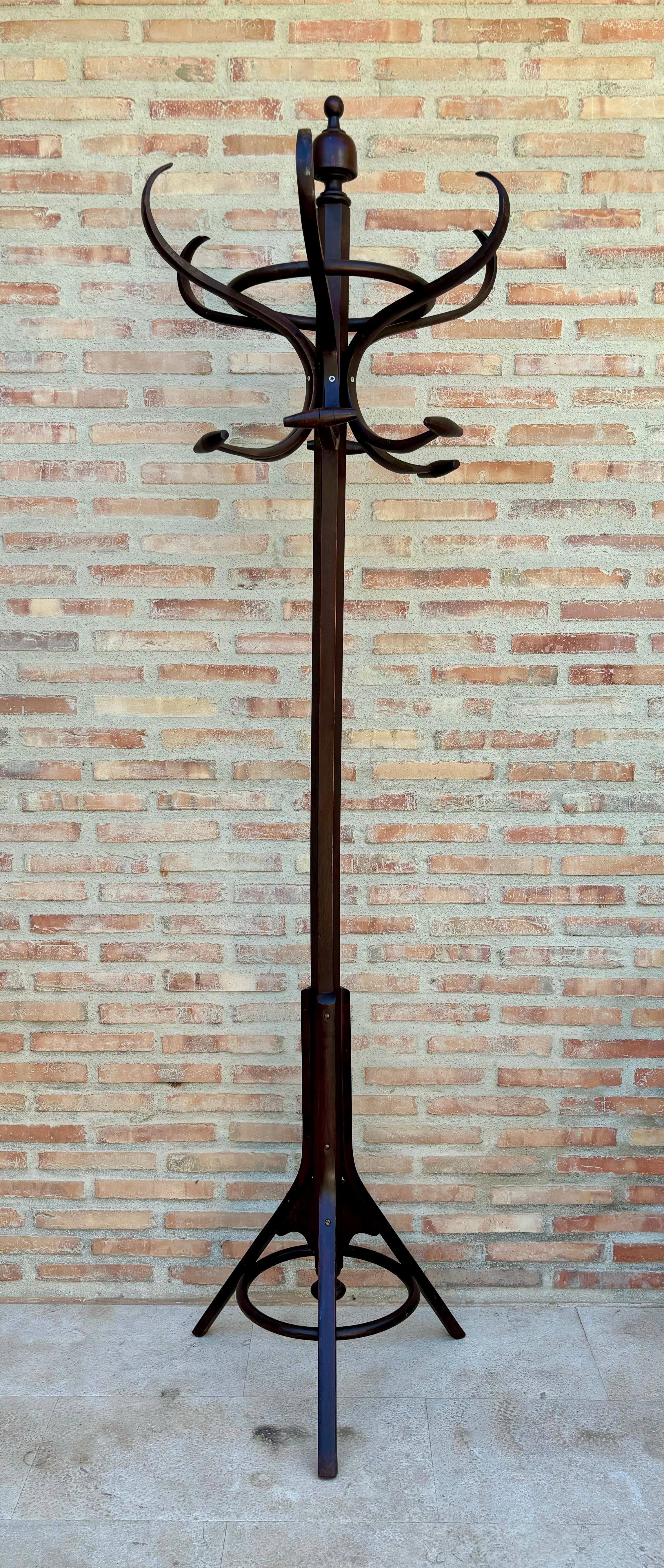 Thonet coat rack from the beginning of the 20th century offers great comfort because it can be rotated. Original condition with nice age patina, perfectly cleaned and repolished with shellac finish.