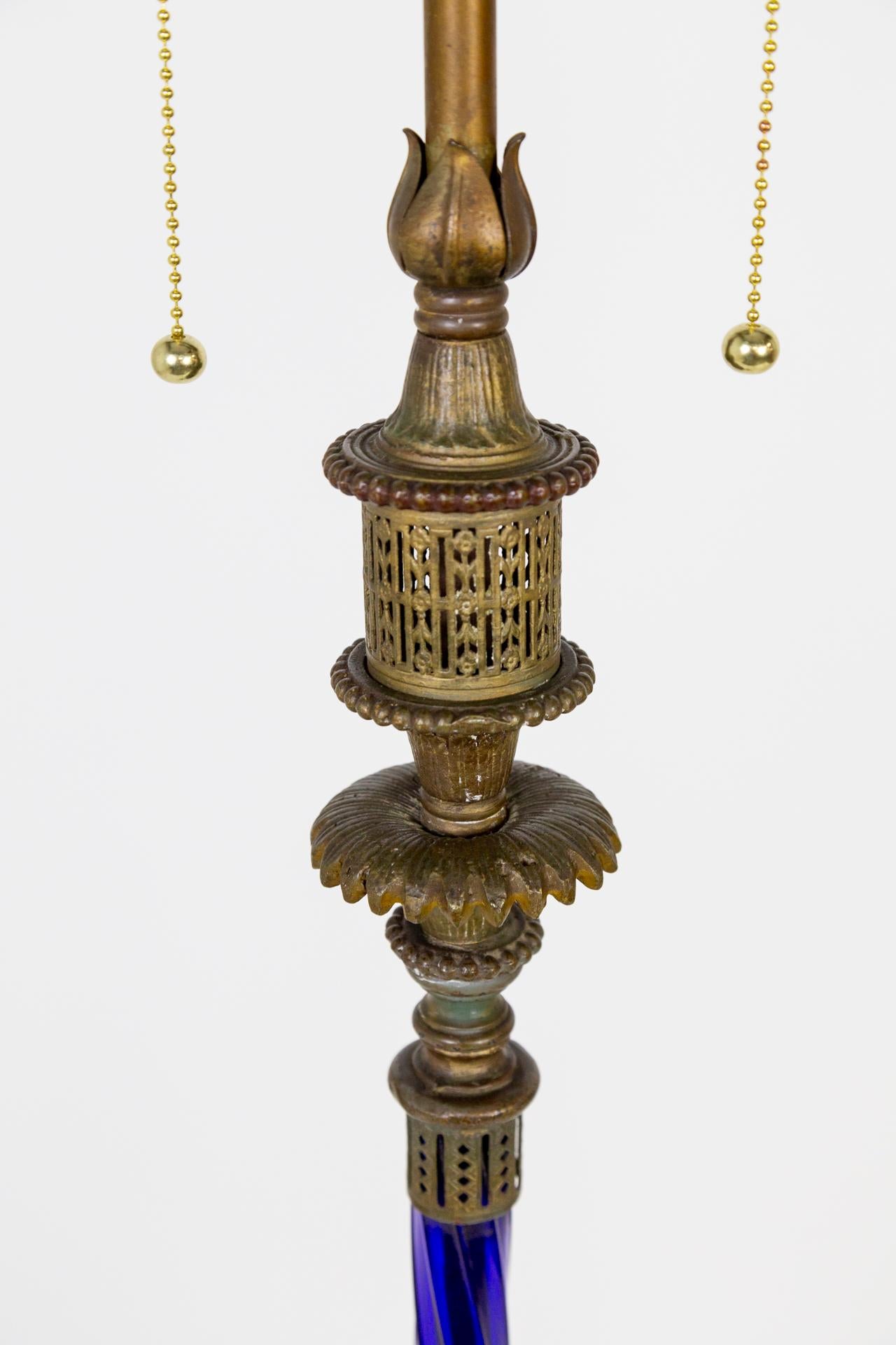 Kobaltblaue Glas-Stehlampe des frühen 20. Jahrhunderts mit anglo-indischen Details im Angebot 4