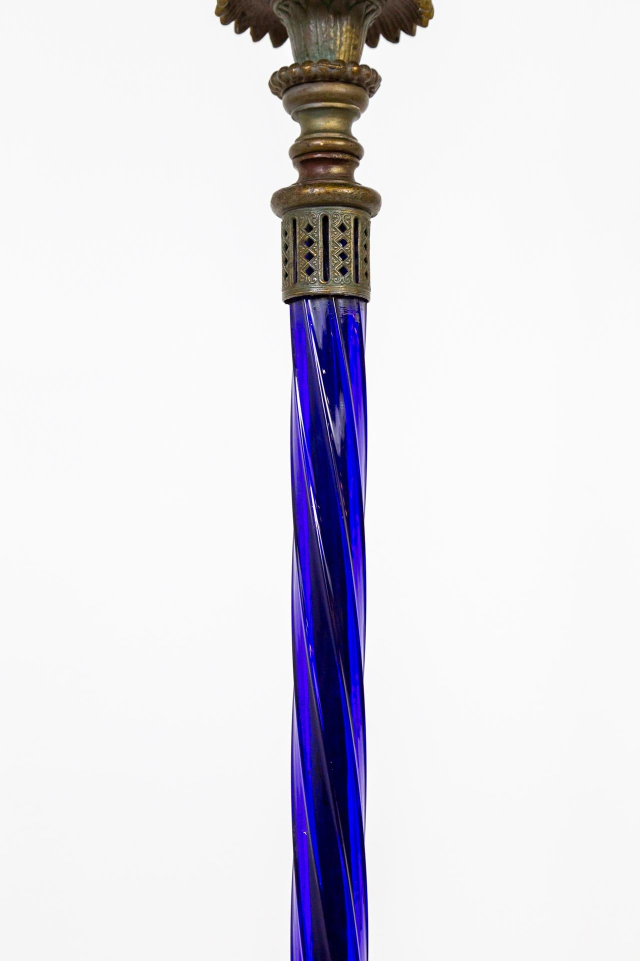Apogée victorien Lampadaire en verre bleu cobalt du début du XXe siècle avec détails anglo-indiennes en vente