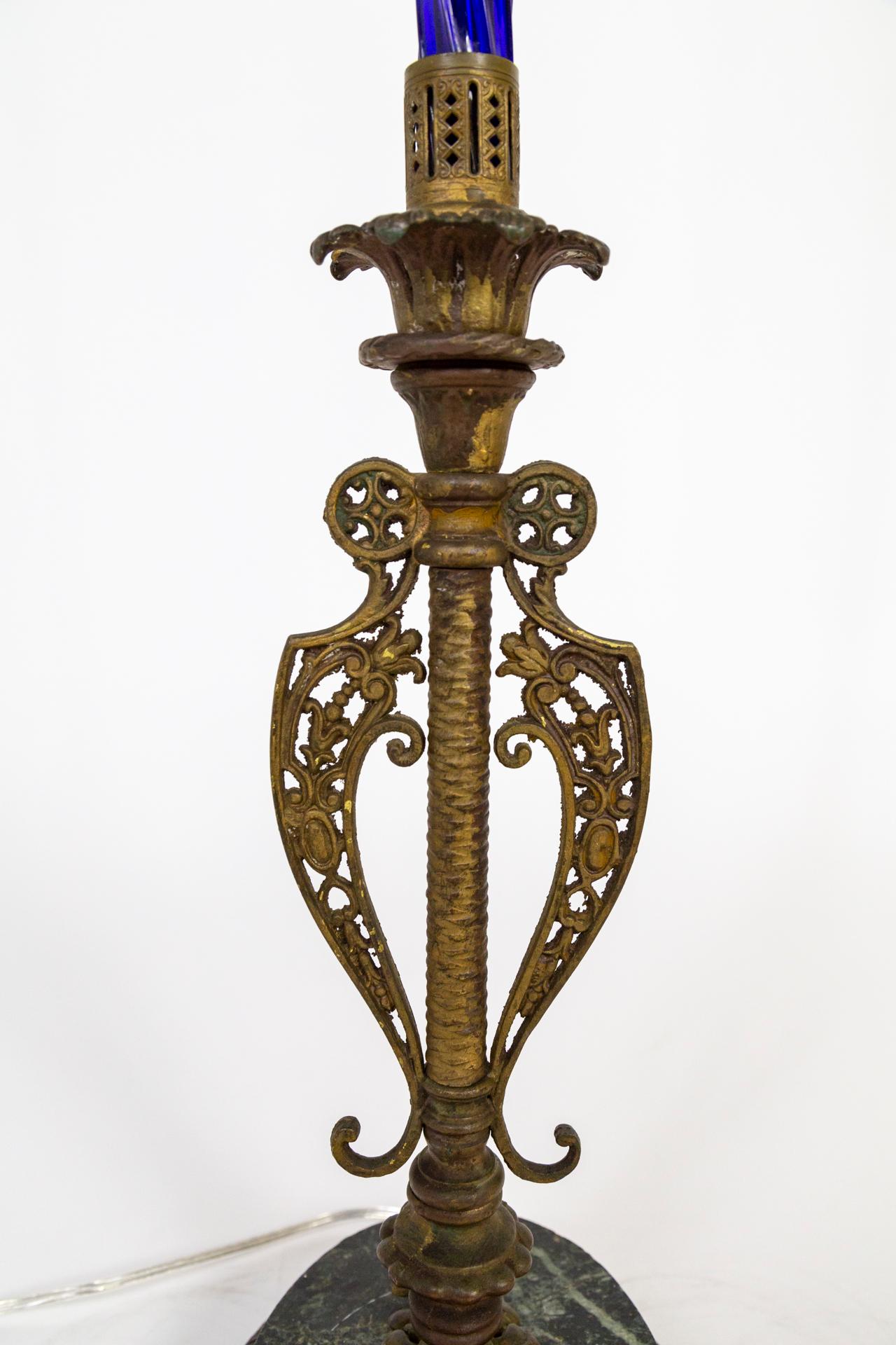 Kobaltblaue Glas-Stehlampe des frühen 20. Jahrhunderts mit anglo-indischen Details (Gegossen) im Angebot
