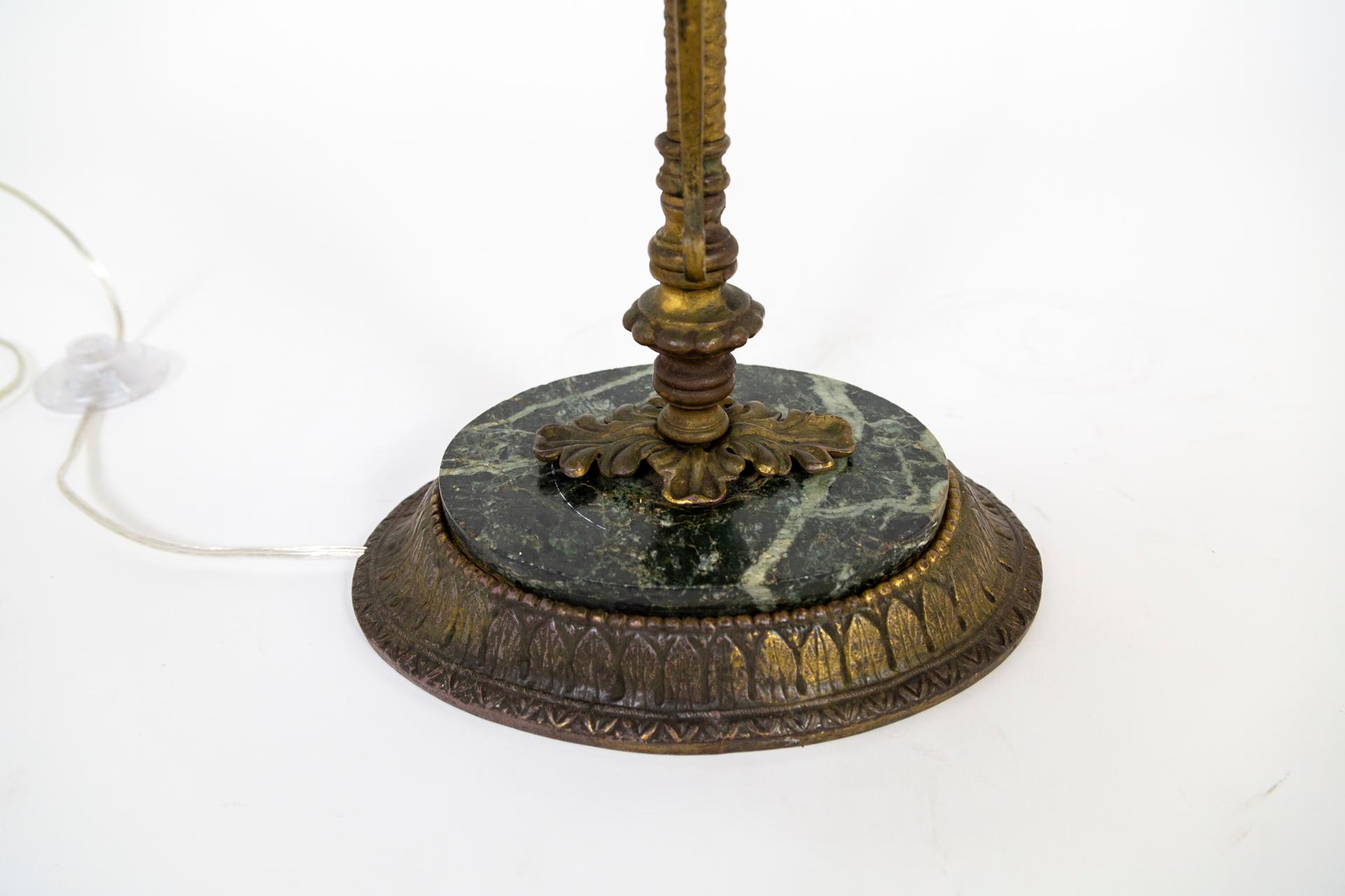 Kobaltblaue Glas-Stehlampe des frühen 20. Jahrhunderts mit anglo-indischen Details im Angebot 1