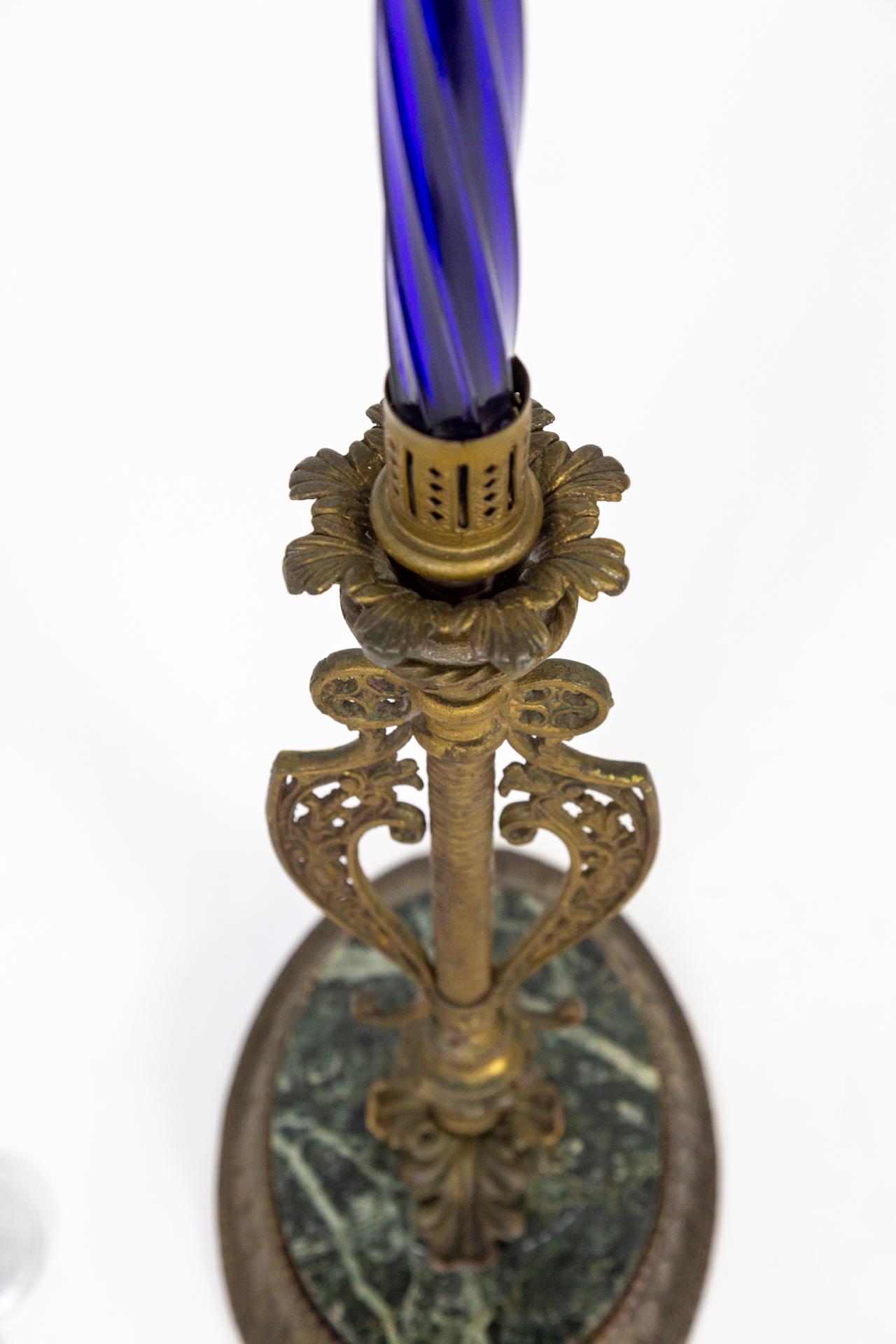 Kobaltblaue Glas-Stehlampe des frühen 20. Jahrhunderts mit anglo-indischen Details im Angebot 2