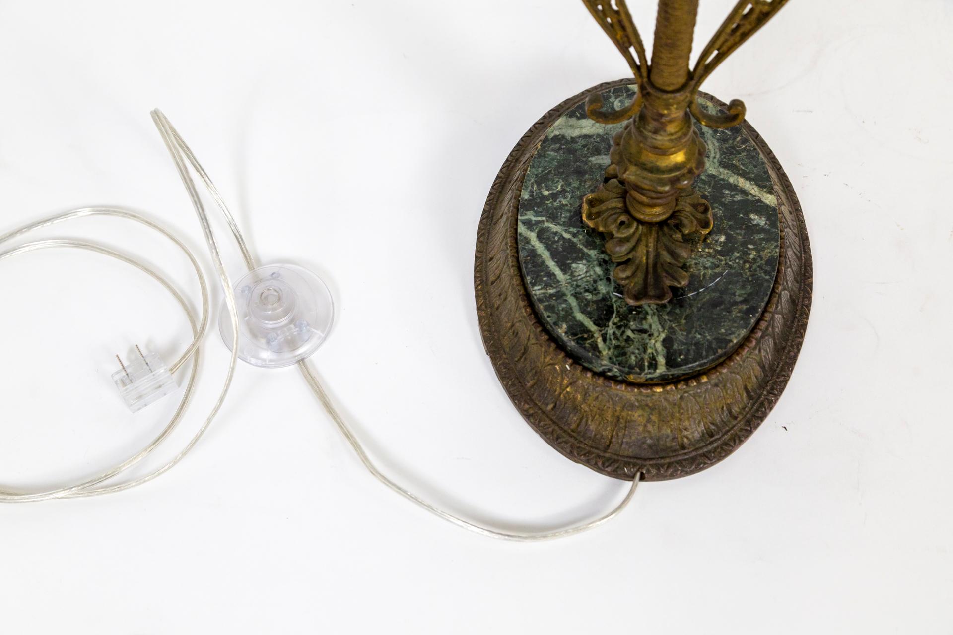 Kobaltblaue Glas-Stehlampe des frühen 20. Jahrhunderts mit anglo-indischen Details im Angebot 3