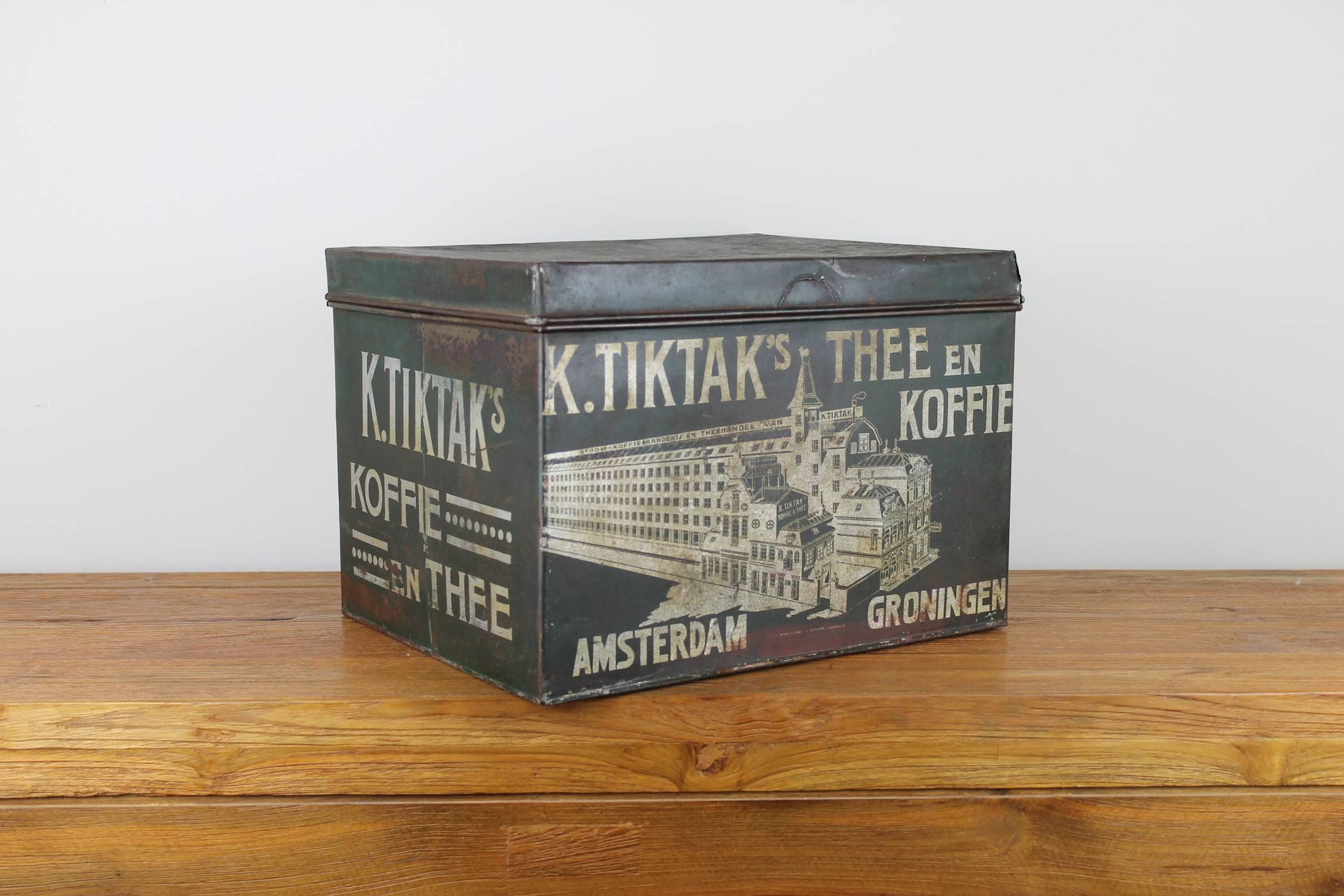 Antike Kaffee- und Teedose aus dem frühen 20. Jahrhundert.
Entworfen und hergestellt für die K.Tiktak Coffee and Tea Factory in Amsterdam und Groningen, Niederlande. 
Eine schöne dunkelgrüne lithografische Zinn-Deko-Box.

Der Deckel der Box ist lose