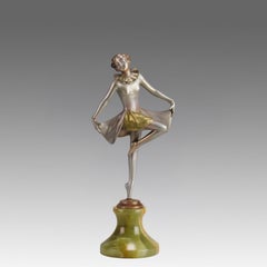 «Curtsy», una escultura de bronce pintada en frío de principios del siglo XX, titulada así por Josef Lorenzl