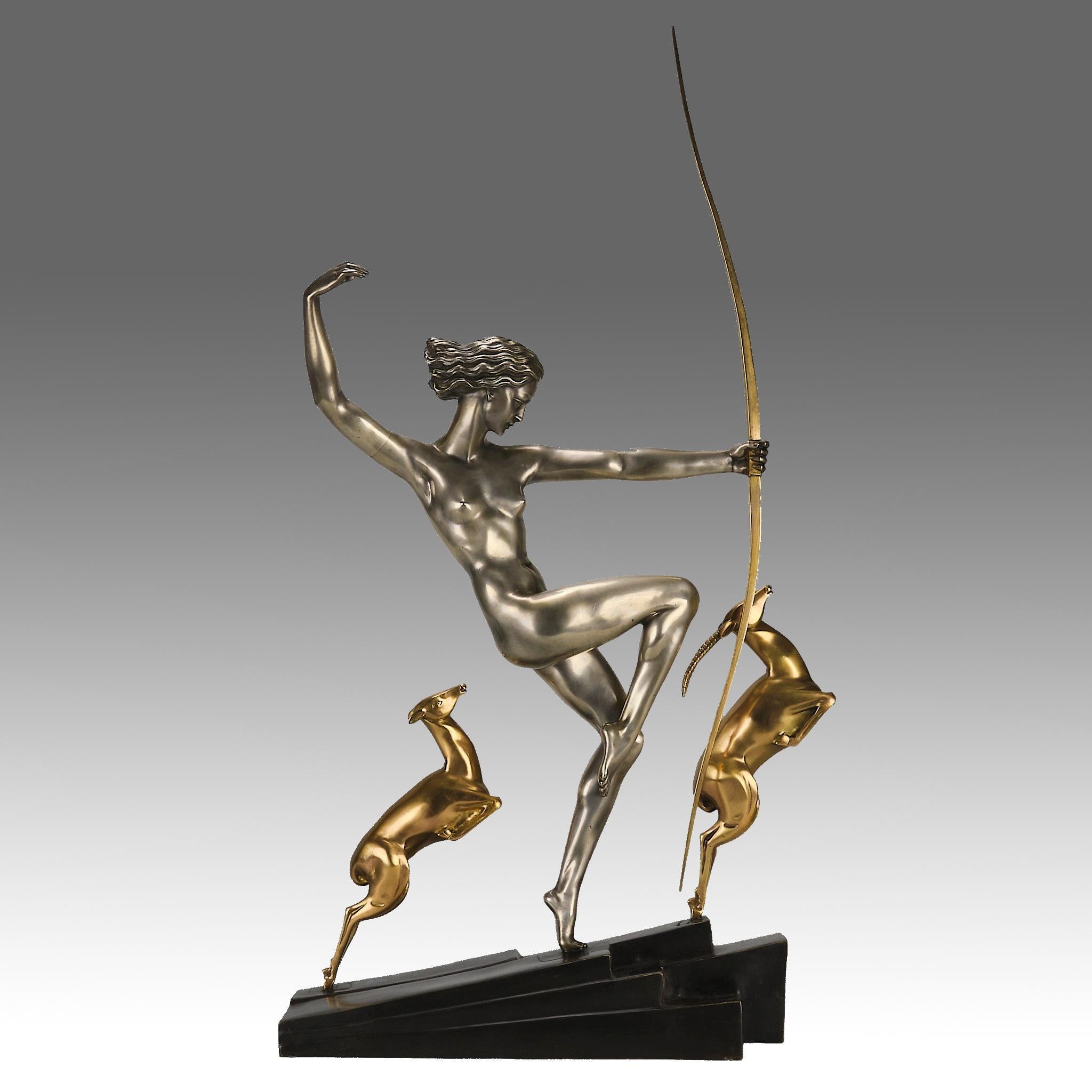 Un'impressionante figura in bronzo argentato e dorato dell'inizio del XX secolo Art Deco, raffigurante Diana che tende l'arco con due cervi che saltano al suo fianco. Innalzato su una base sagomata a gradini in bronzo e firmato Bouraine