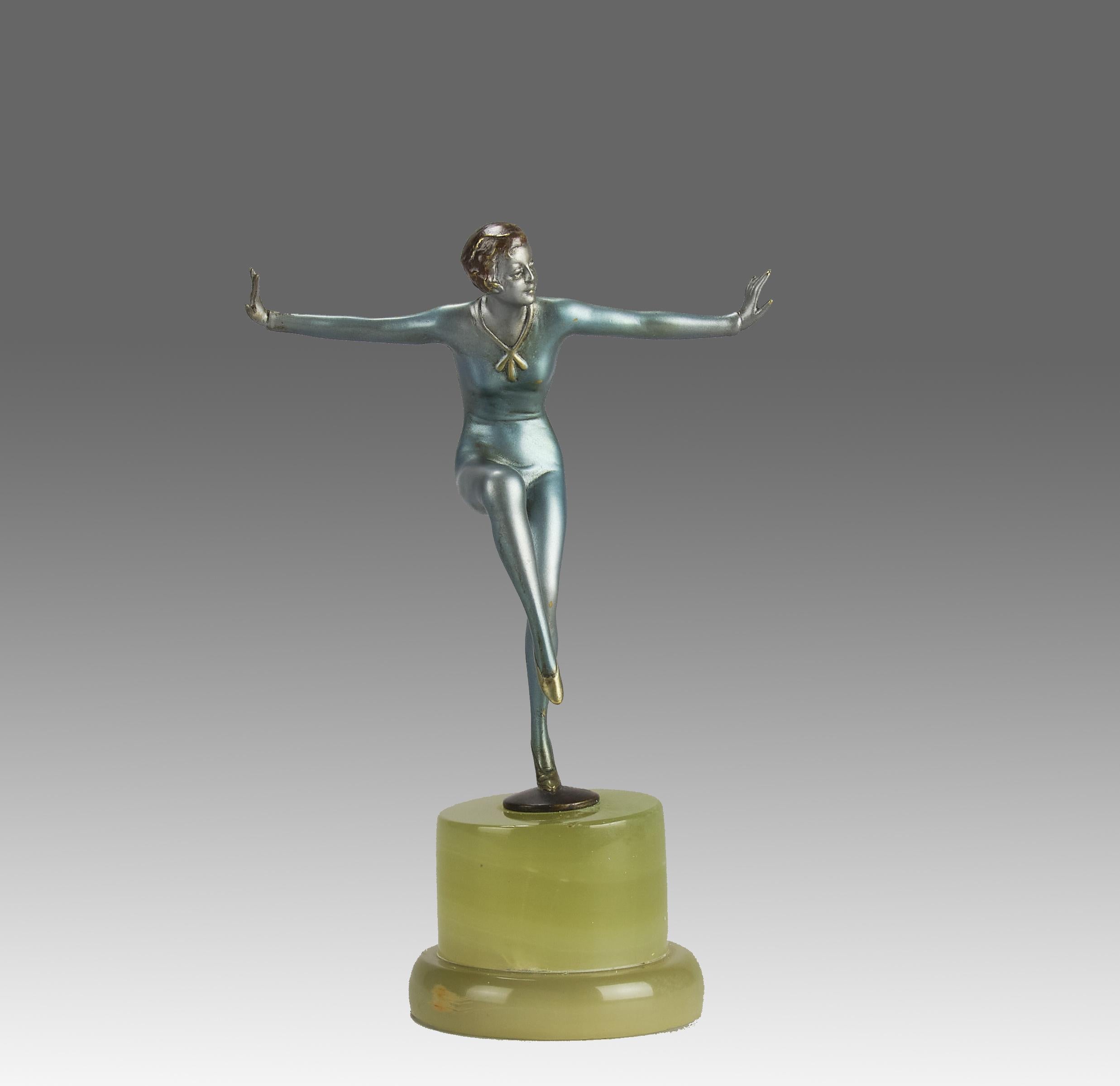 Un'attraente figura in bronzo dipinta a freddo dell'inizio del XX secolo, raffigurante una giovane ballerina in una posa suggestiva che tiene le braccia aperte con la gamba sollevata e indossa un completo. Il bronzo presenta colori molto belli e