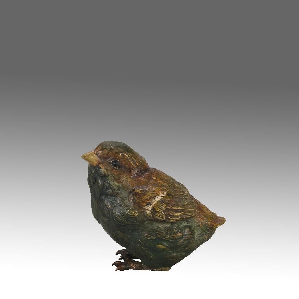 Charmante étude en bronze autrichien du début du 20e siècle, peinte à froid, représentant un poussin debout, la tête levée, présentant de merveilleuses couleurs naturalistes et d'excellents détails de surface ciselés à la main, signée avec le 