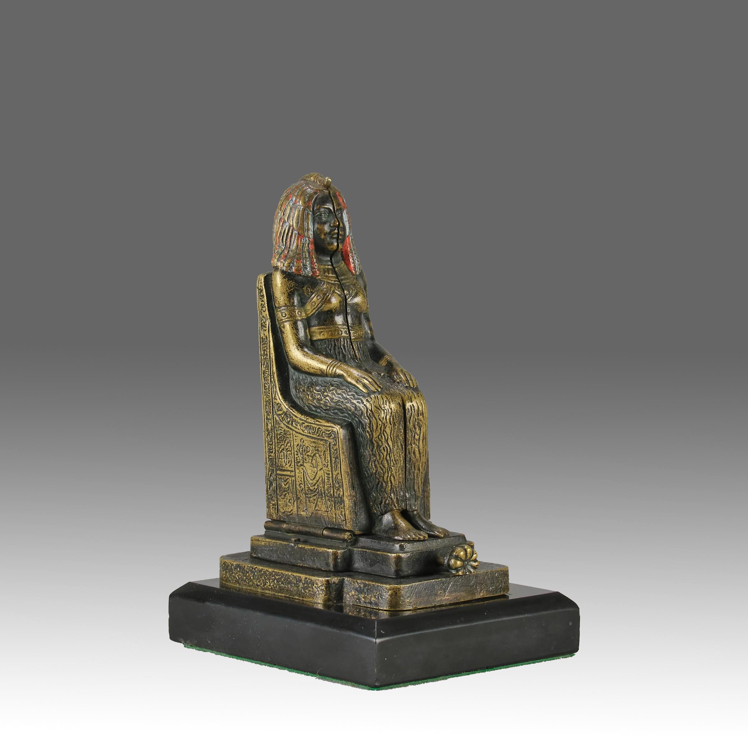 Amusante figurine en bronze autrichien peinte à froid au début du 20e siècle, représentant une divinité égyptienne antique assise, dont les charnières révèlent une beauté érotique aux belles couleurs dorées, estampillée Bergman 'B', dans un vase