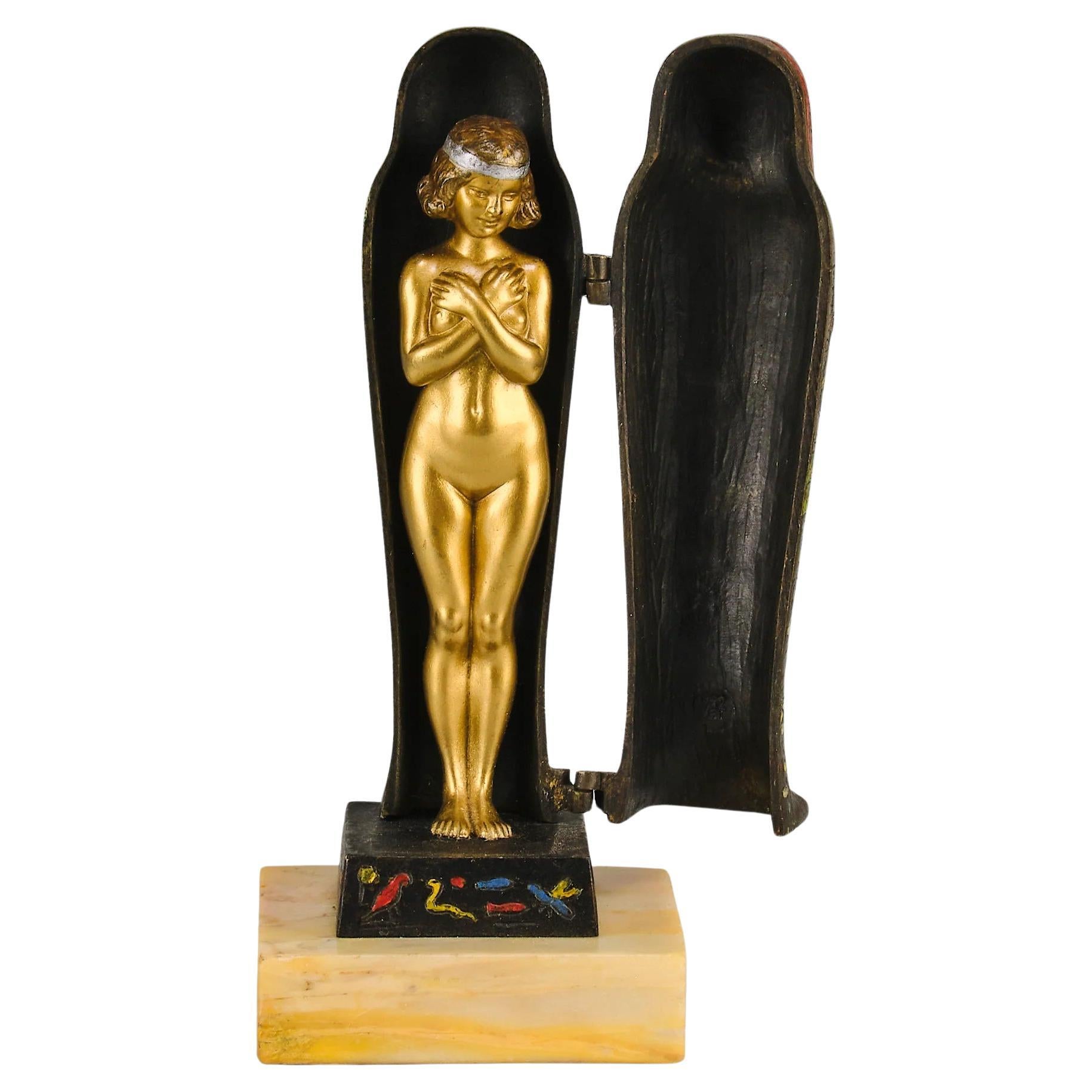 Bronce pintado en frío de principios del siglo XX titulado "Momia erótica" de Franz Bergman