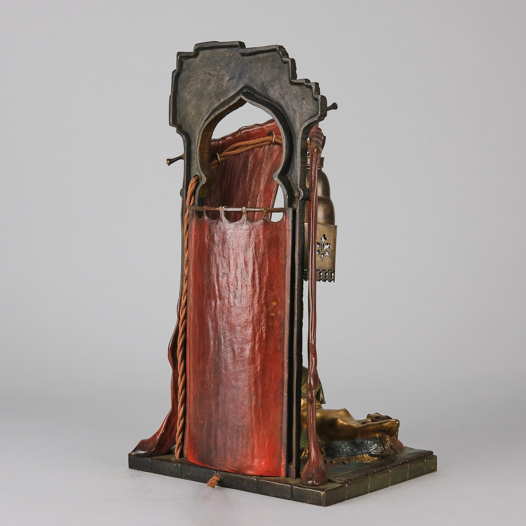 Moulage  Lampe en bronze peinte à froid intitulée « Harem Lamp » par Bruno Zach, début du XXe siècle en vente